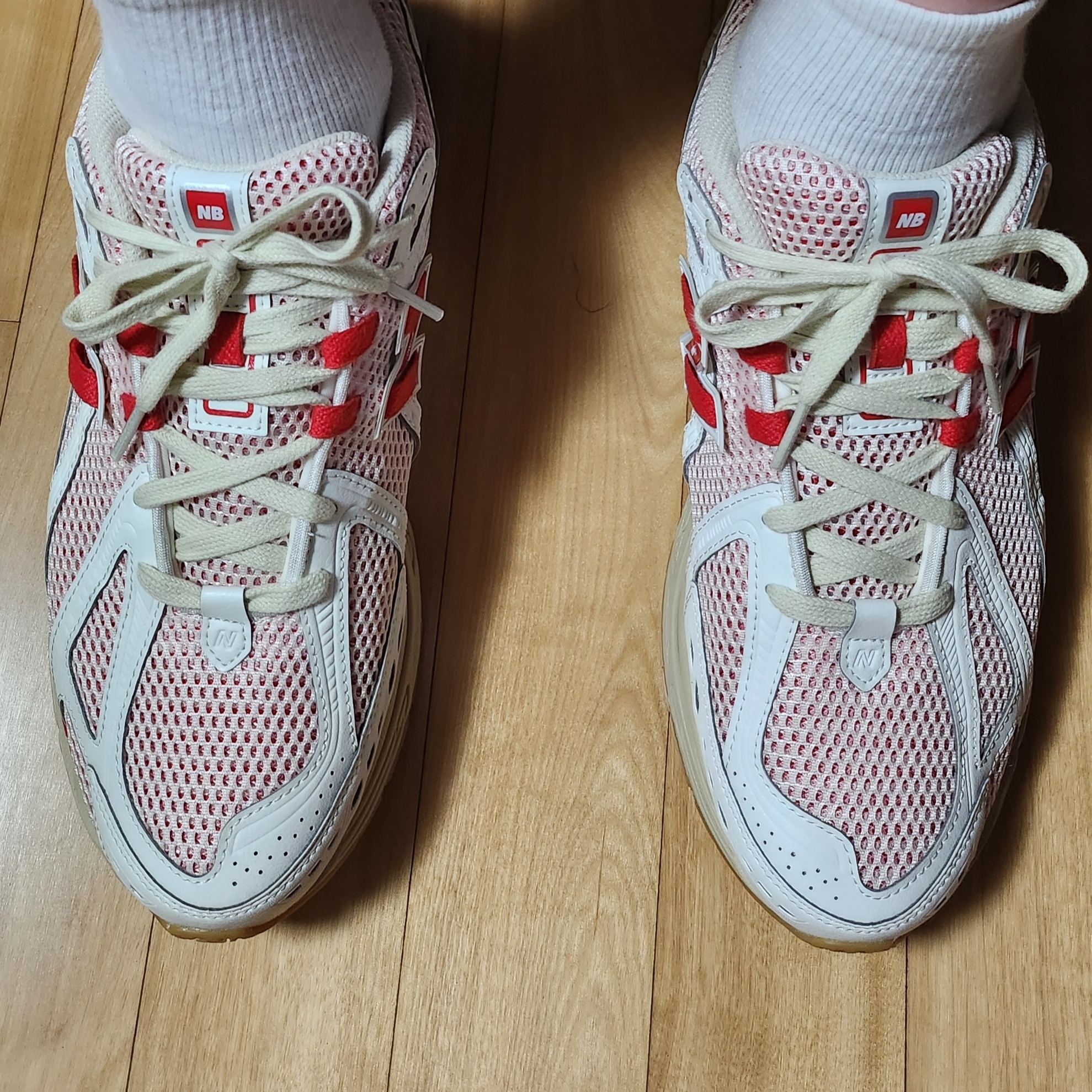 New Balance 1906R White Red 착용 스타일 - 2