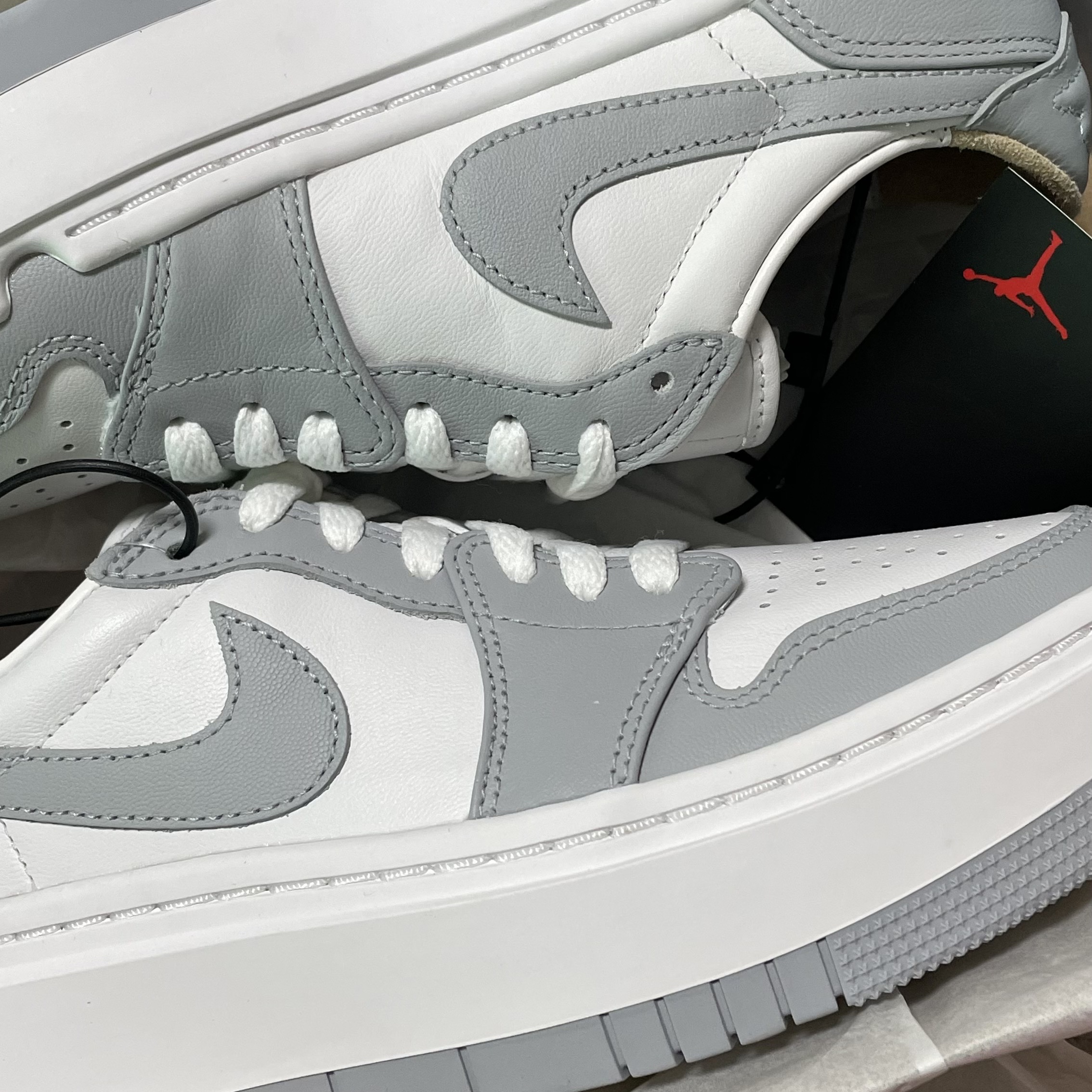 (W) Jordan 1 Elevate Low White and Wolf Grey 착용 스타일 - 1