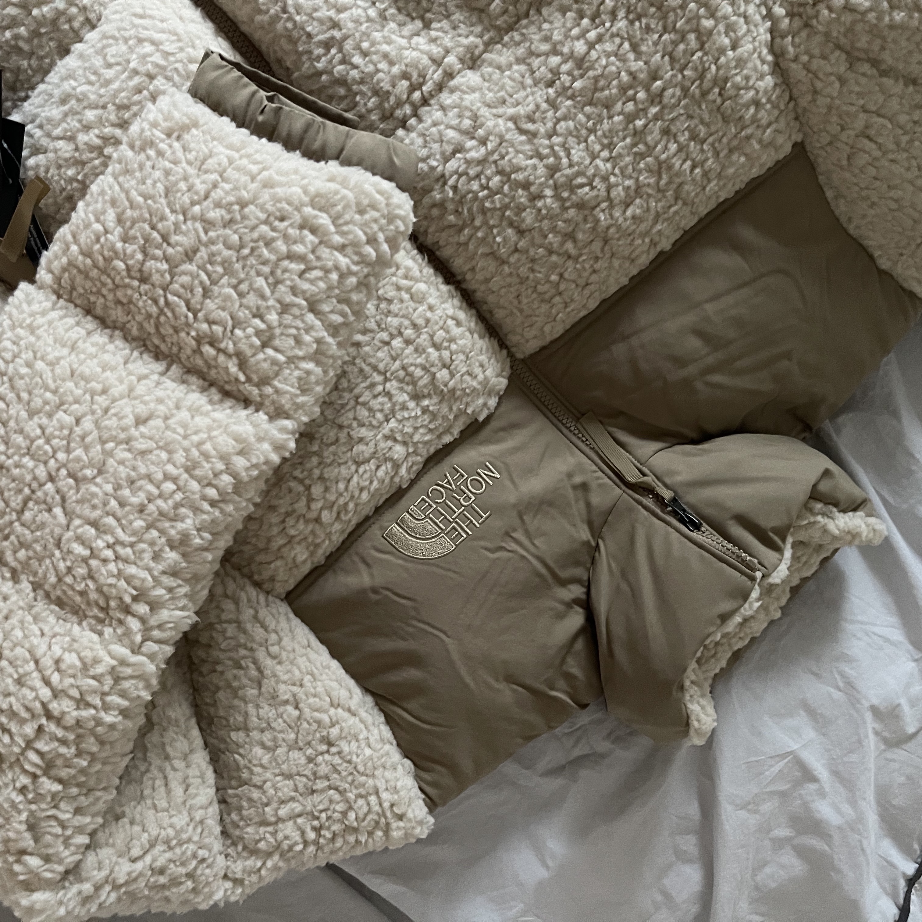 The North Face Sherpa Nuptse Jacket Sand 착용 스타일