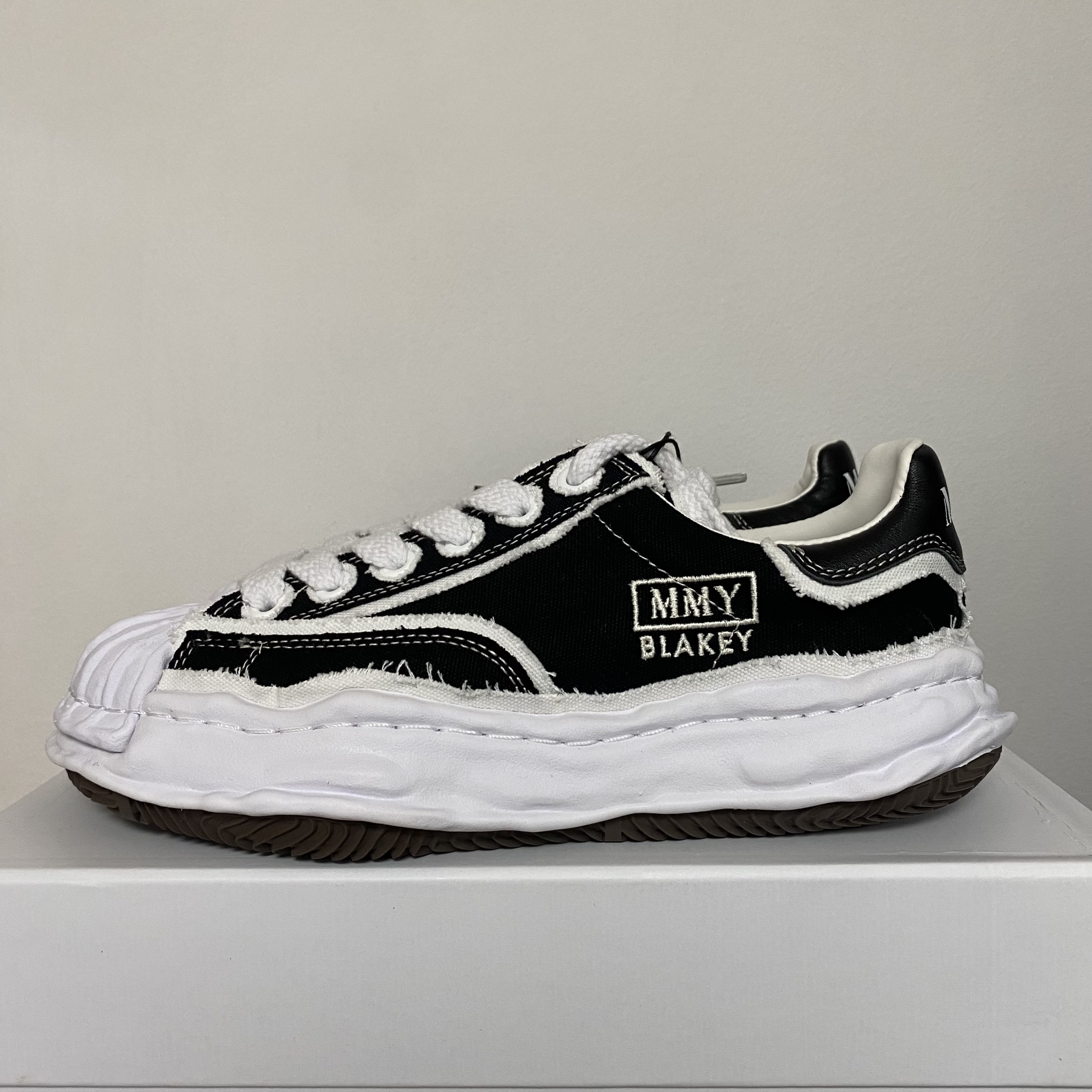 Maison Mihara Yasuhiro Blakey OG Sole OH Canvas Low-top Sneakers Black 착용 스타일 - 2