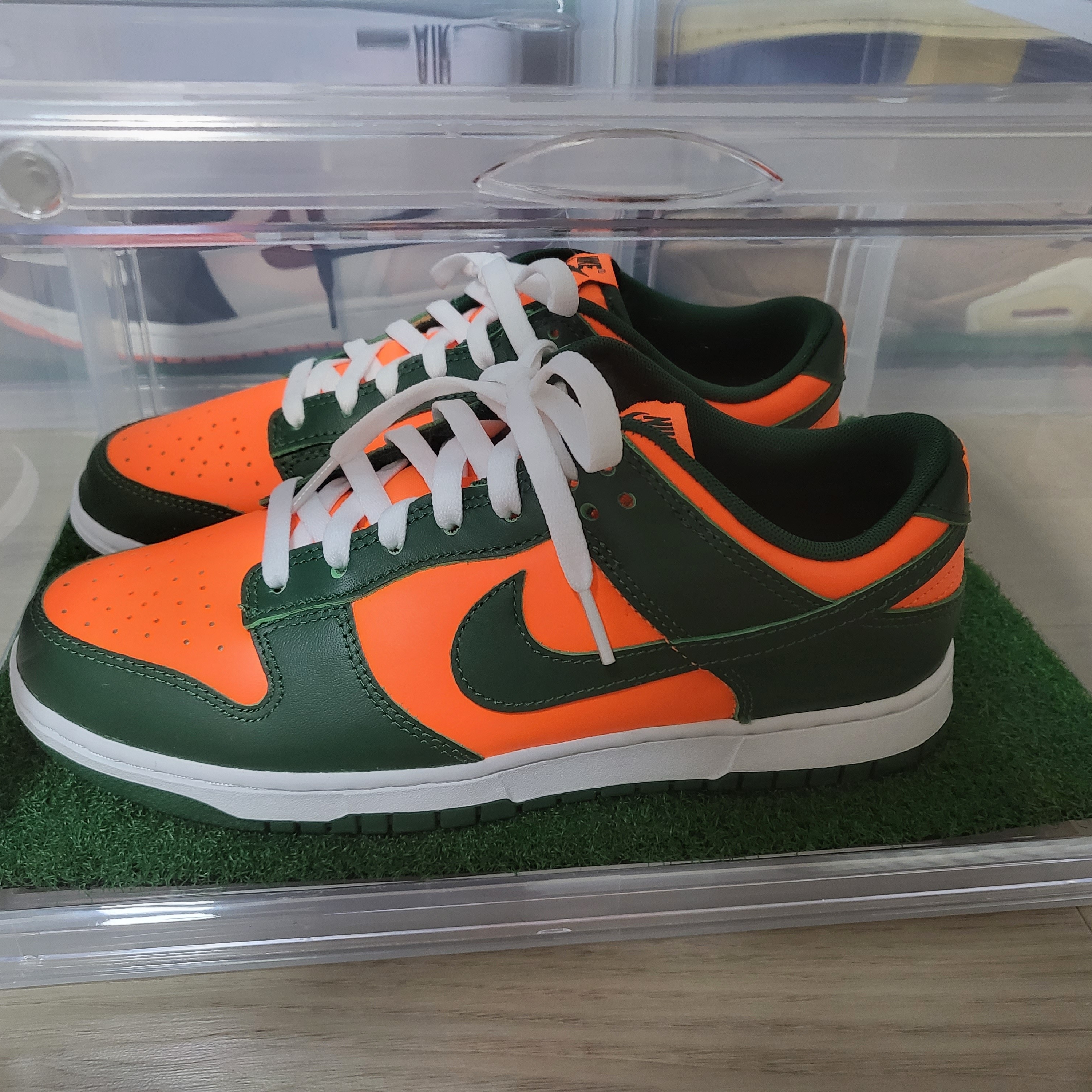 Nike Dunk Low Gorge Green and Total Orange 착용 스타일