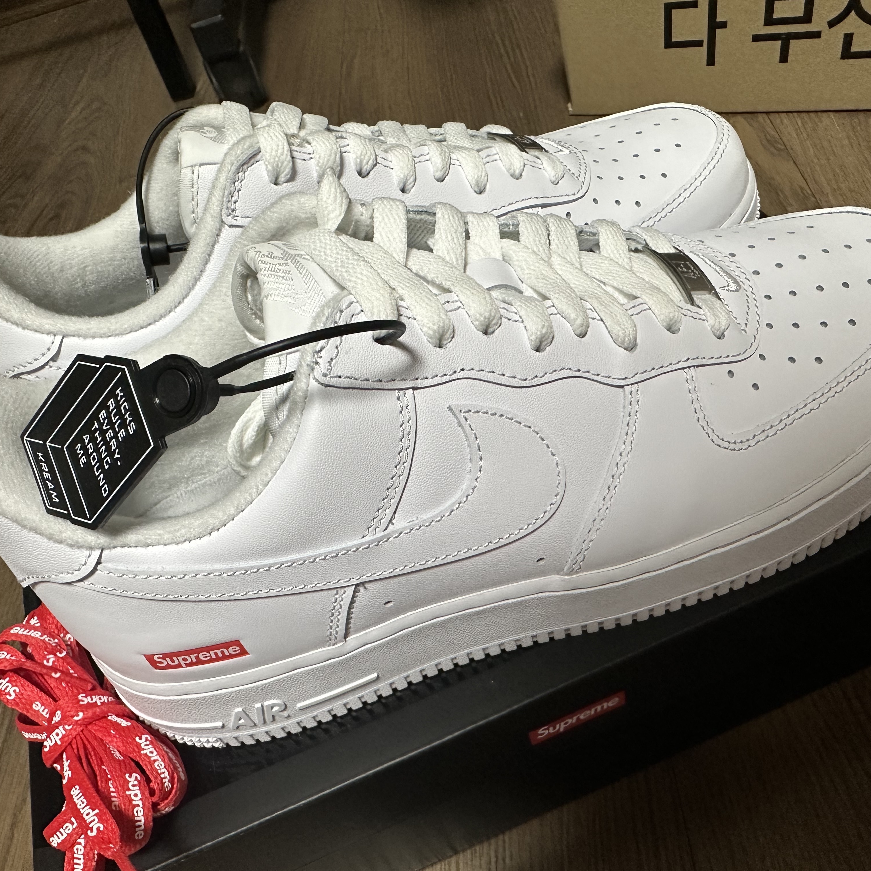 Nike x Supreme Air Force 1 Low White 착용 스타일