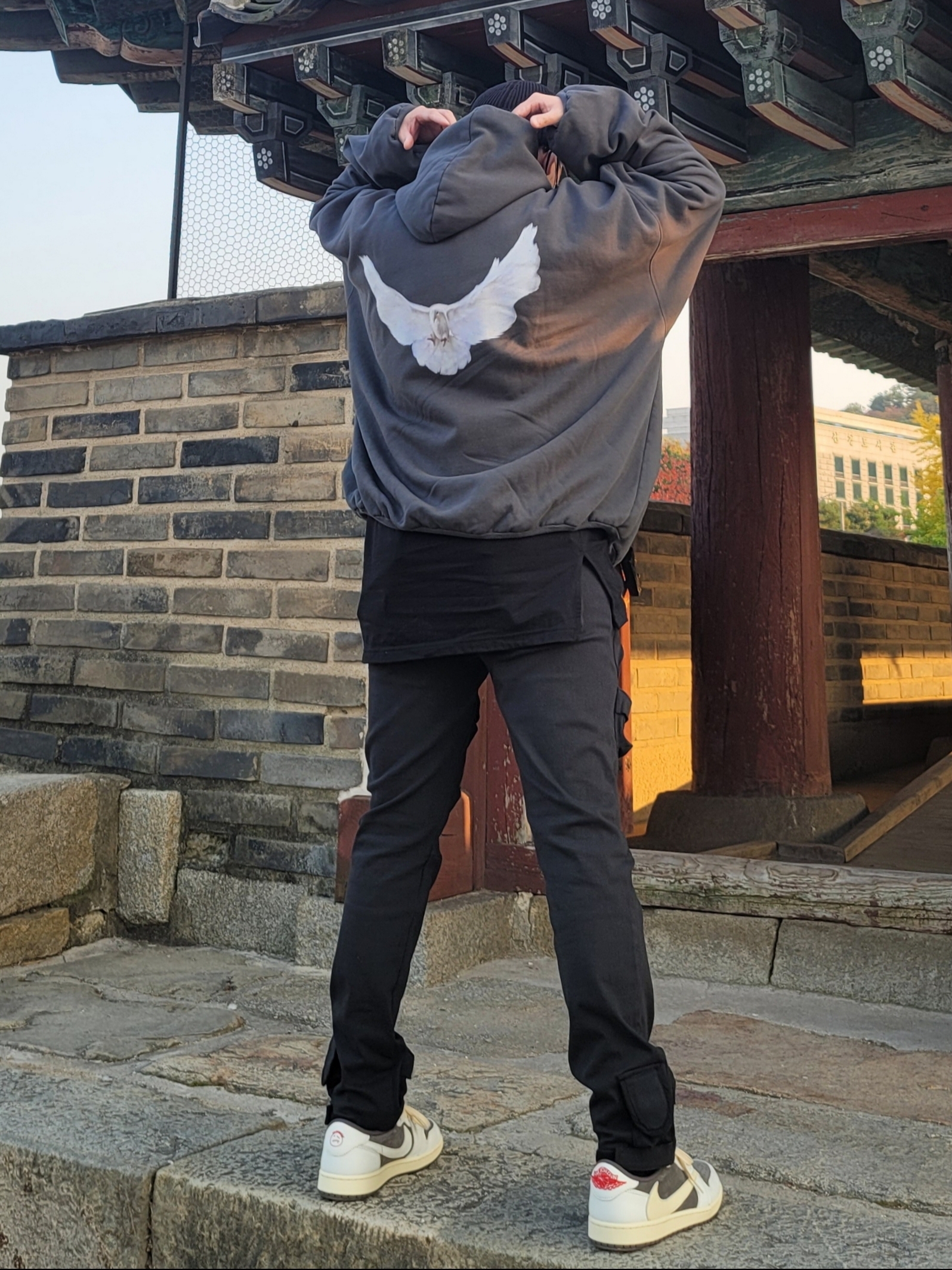 Yeezy Gap Engineered By Balenciaga Dove Hoodie Black, Jordan 1 x Travis Scott Retro Low OG SP Sail and Ridgerock 착용 스타일 - 1