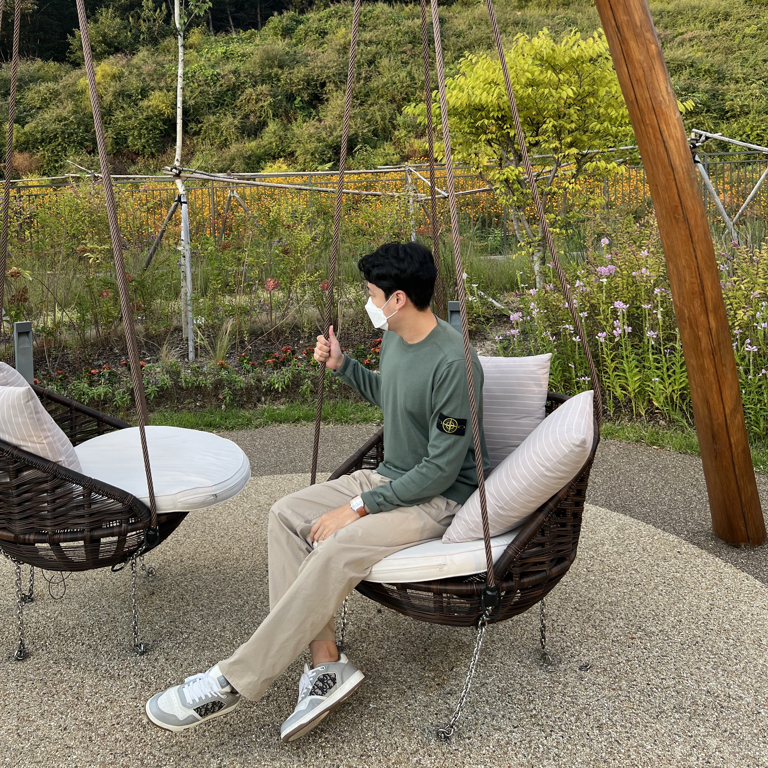 Stone Island 63020 Crewneck Sweatshirt Olive Green - 22FW, Dior B27 Low-Top Sneakers Gray 착용 스타일 - 1
