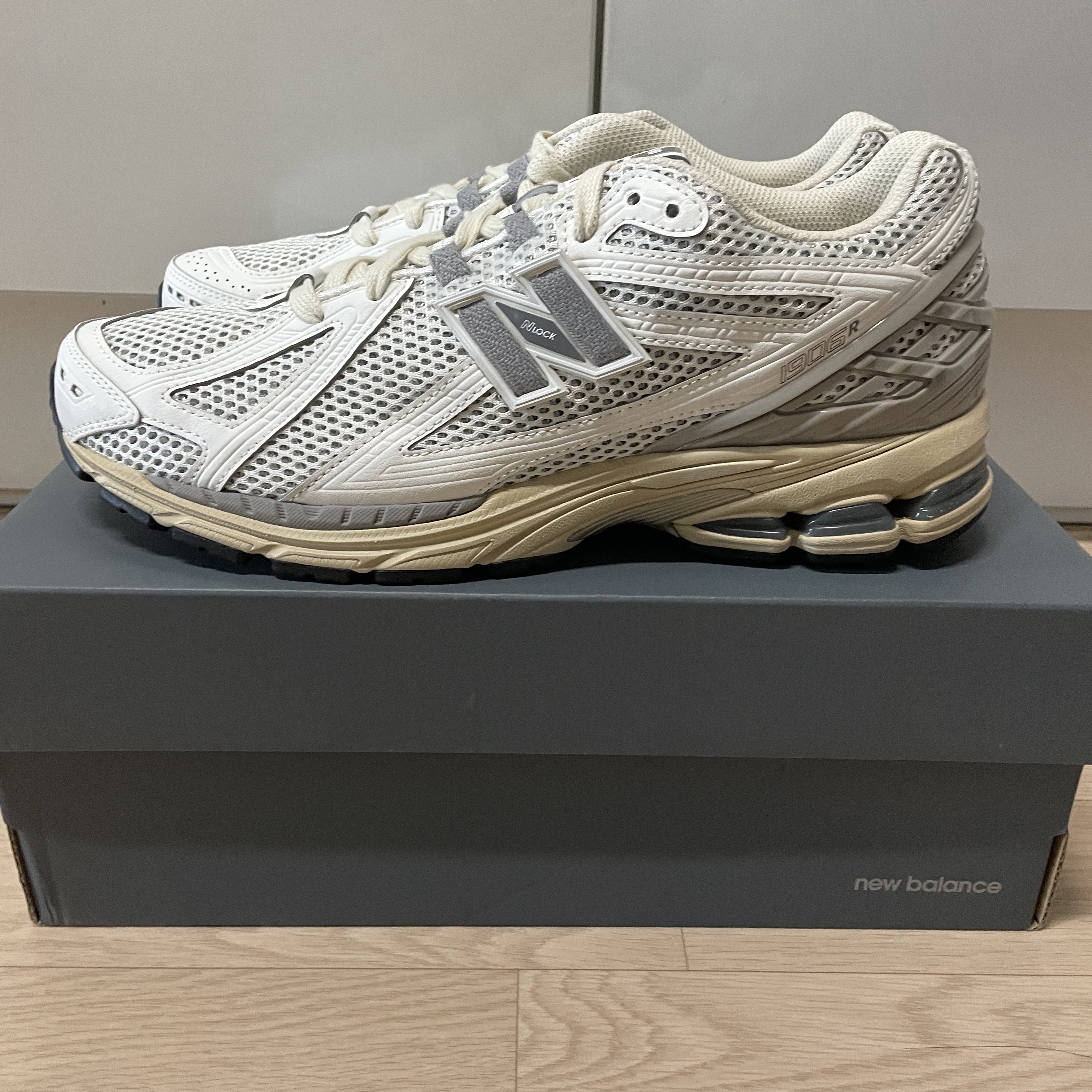 New Balance 1906R White Gray 착용 스타일 - 1