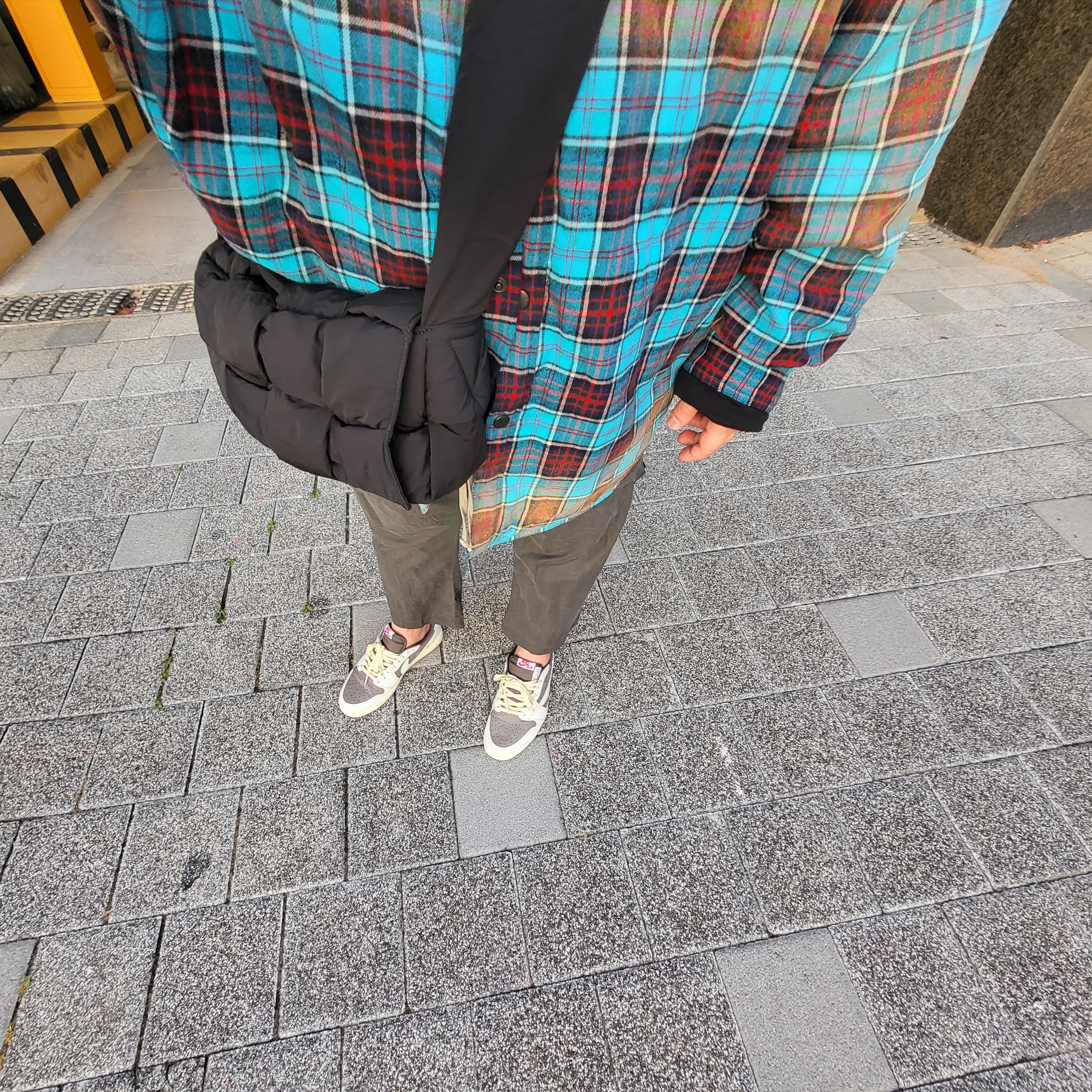 Bottega Veneta Padded Tech Cassette Black, Jordan 1 x Travis Scott Retro Low OG SP Sail and Ridgerock 착용 스타일 - 2