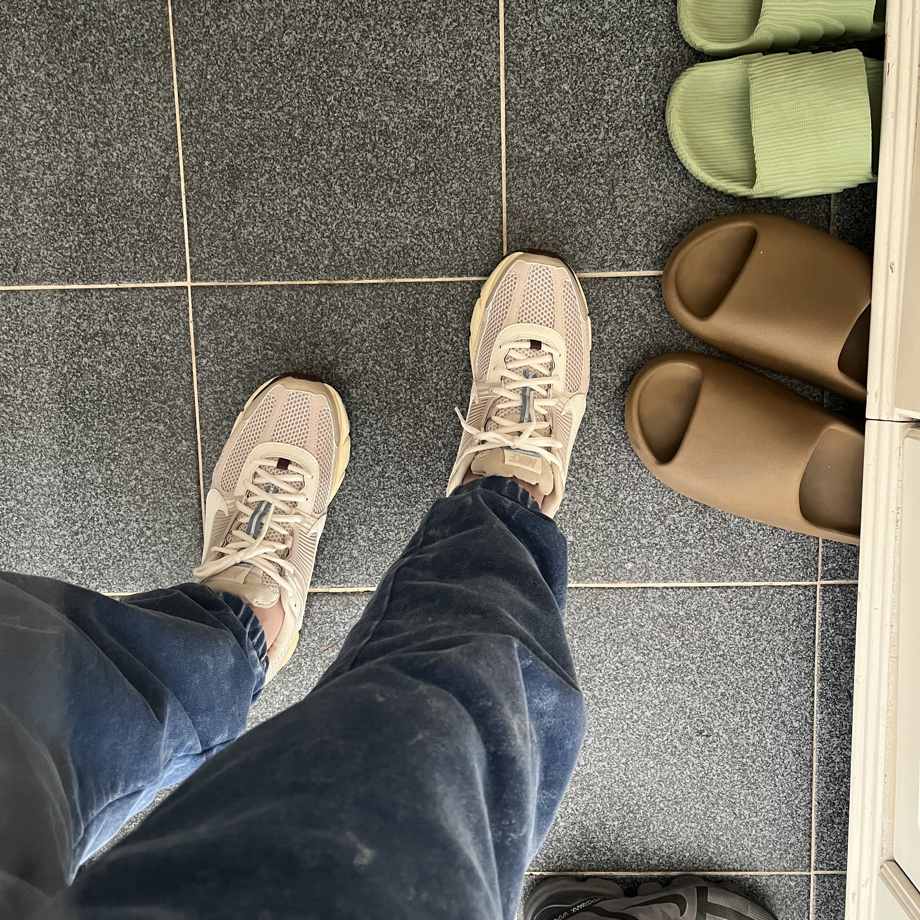 (W) Nike Zoom Vomero 5 Oatmeal, Adidas Yeezy Slide Ochre 착용 스타일