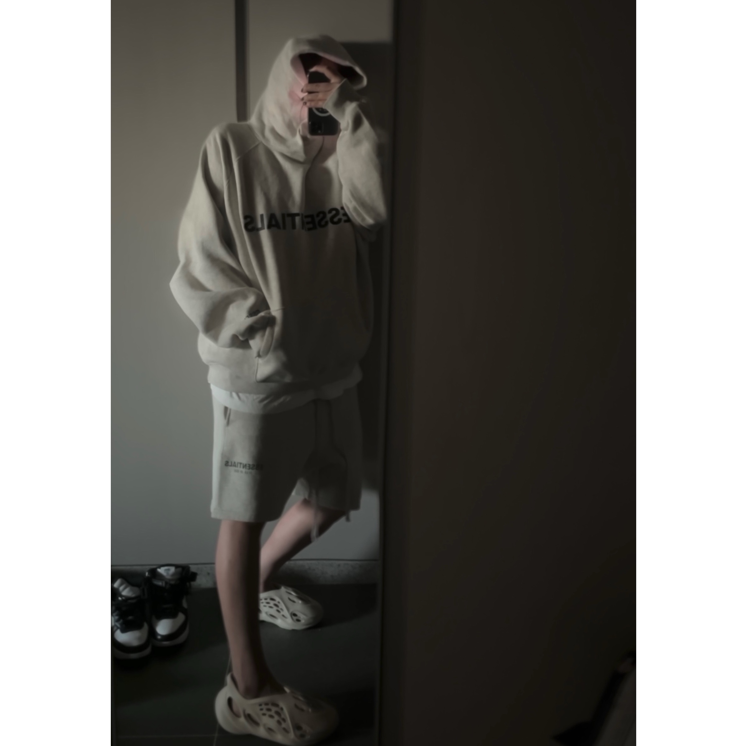 Adidas Yeezy Foam RNNR Sand 착용 스타일