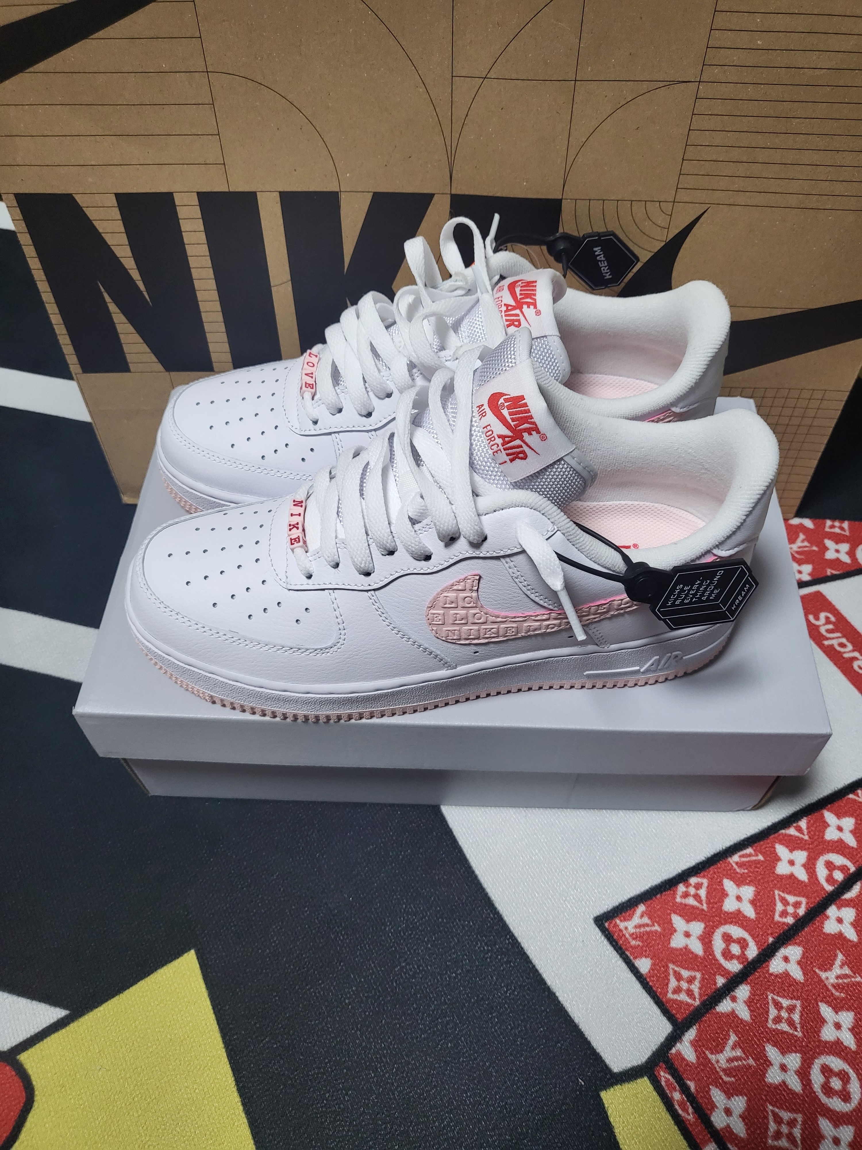 Nike Air Force 1 '07 Valentine's Day 2022 착용 스타일 - 1