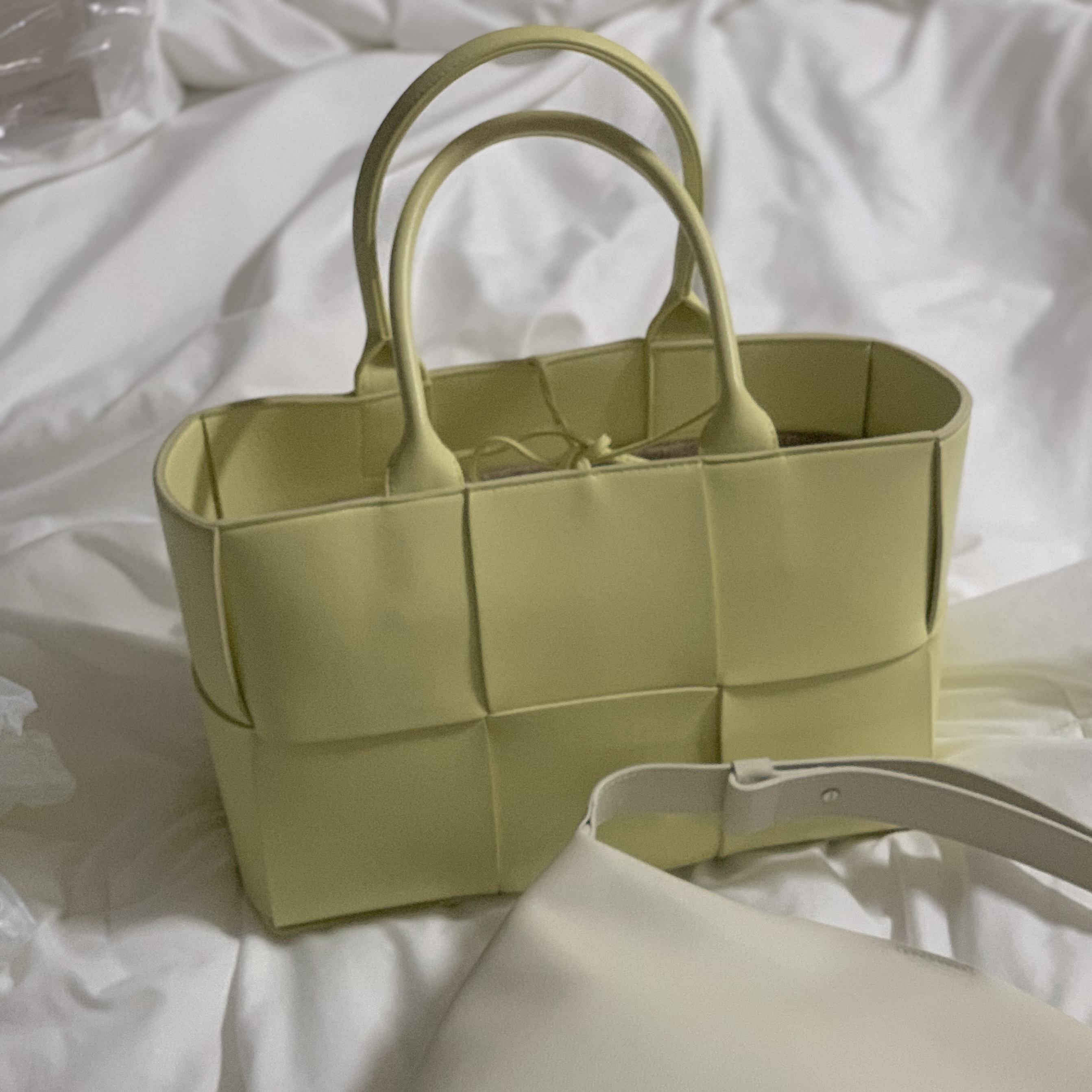 Bottega Veneta Arco Leather Tote Lemon Washed Thunder 착용 스타일