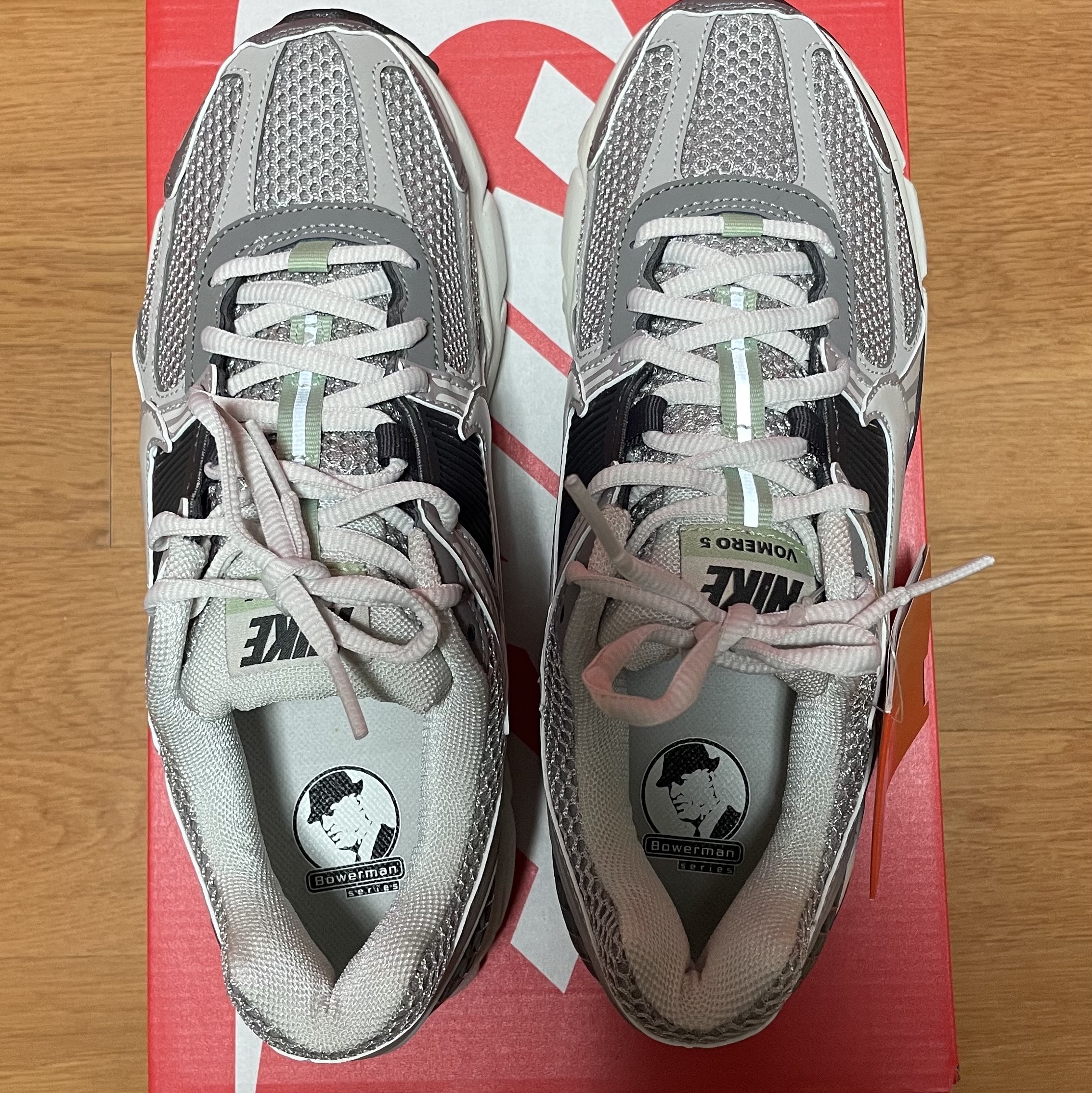 (W) Nike Zoom Vomero 5 Cobblestone and Flat Pewter 착용 스타일 - 3