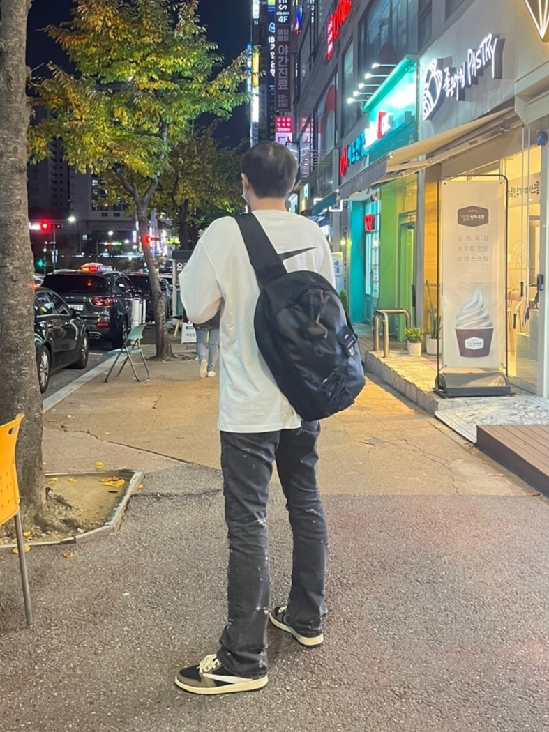 Jordan 1 x Travis Scott Retro Low OG SP Mocha, Nike x Stussy Big Swoosh LS T-Shirt White - US/EU 착용 스타일 - 2