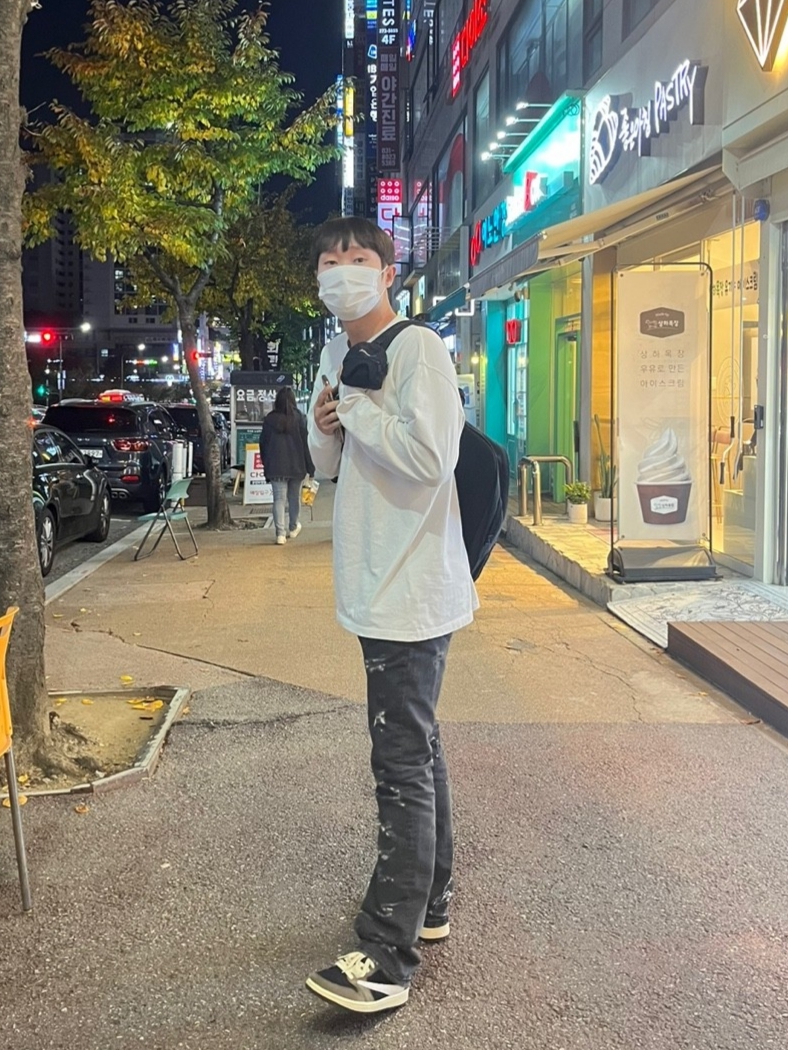 Jordan 1 x Travis Scott Retro Low OG SP Mocha, Nike x Stussy Big Swoosh LS T-Shirt White - US/EU 착용 스타일 - 1