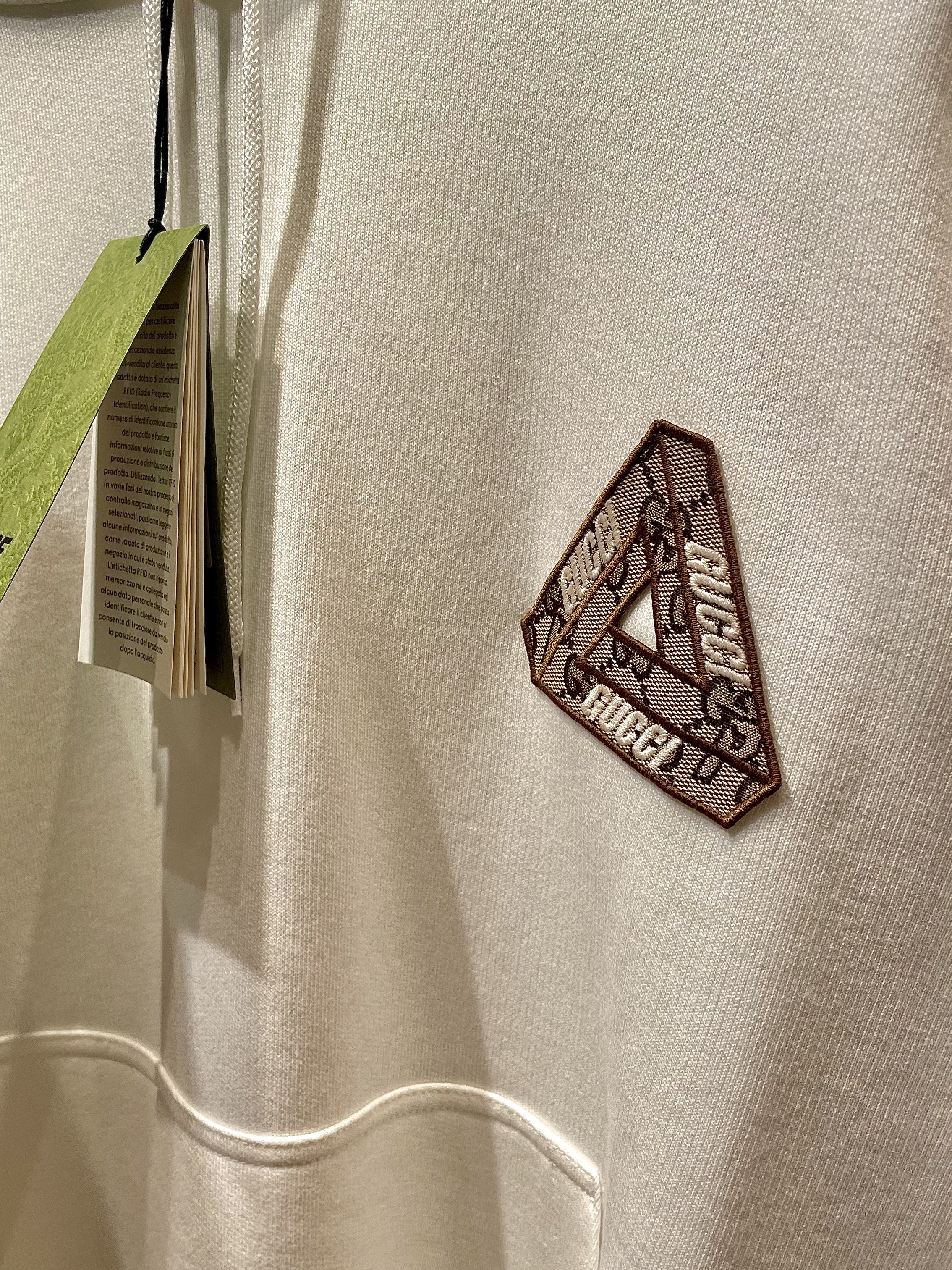 Palace x Gucci Hoodie with Tri-Ferg GG Patch Ivory - 22FW 착용 스타일 - 1