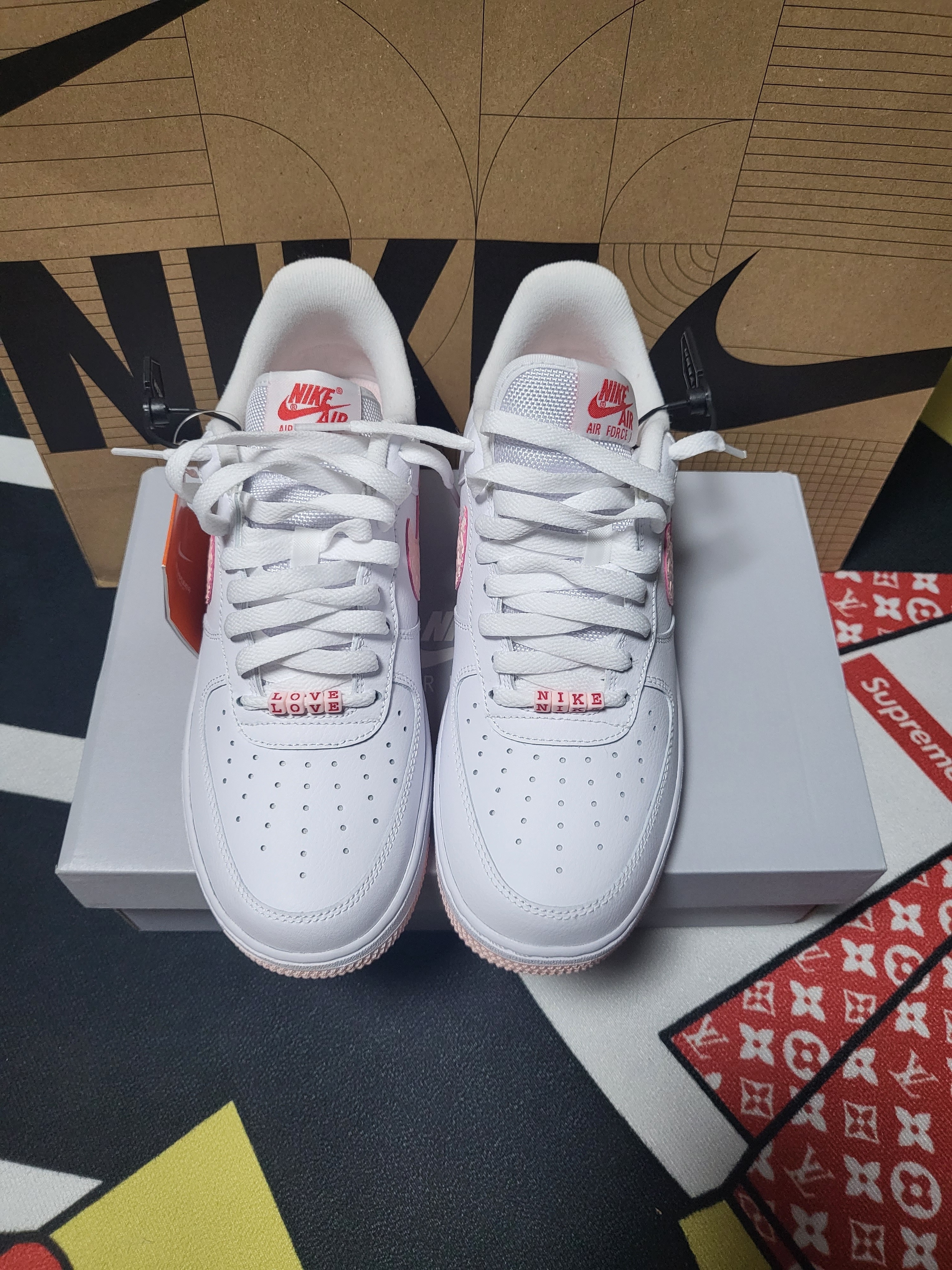 Nike Air Force 1 '07 Valentine's Day 2022 착용 스타일 - 2
