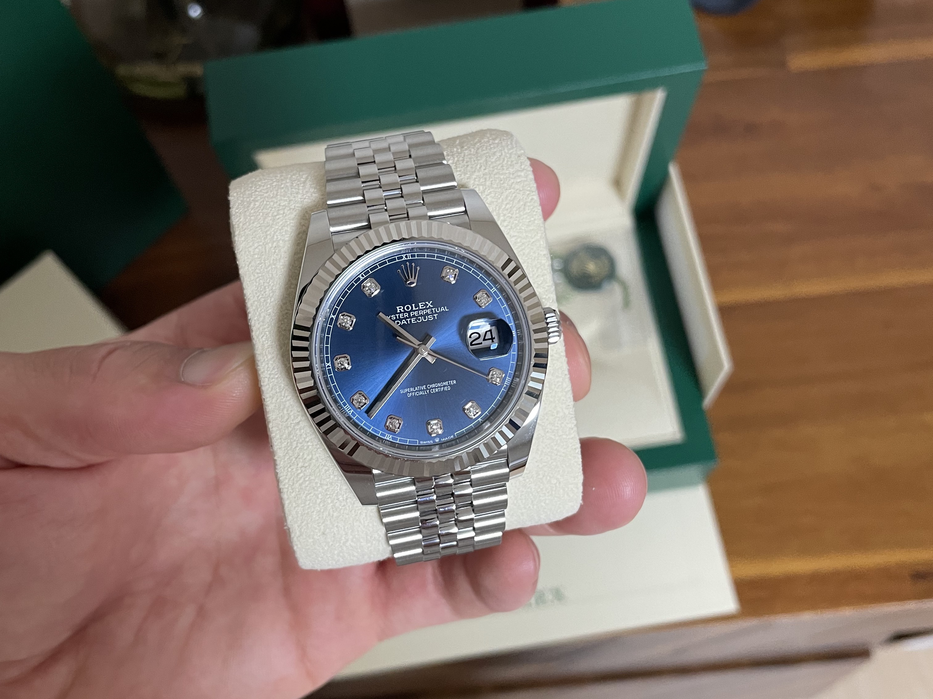 Rolex Datejust 41mm 126334 Bright Blue Diamond-Set Jubilee 착용 스타일