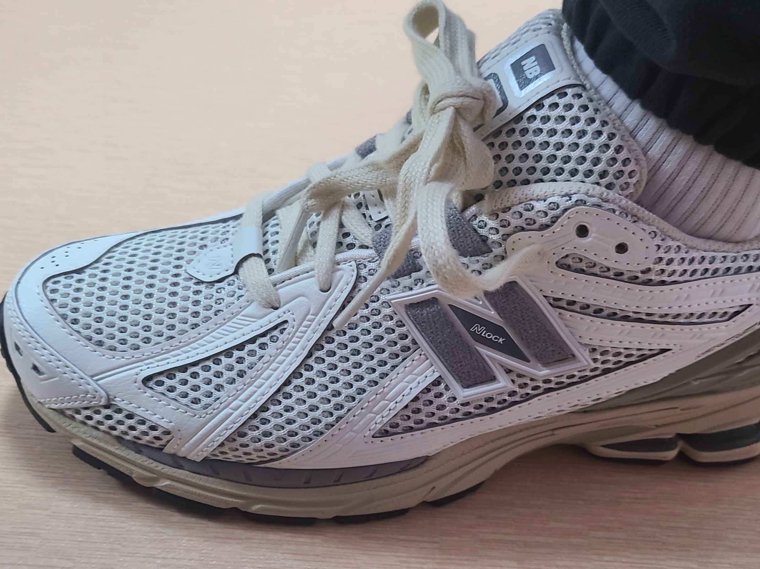 New Balance 1906R White Gray 착용 스타일 - 2
