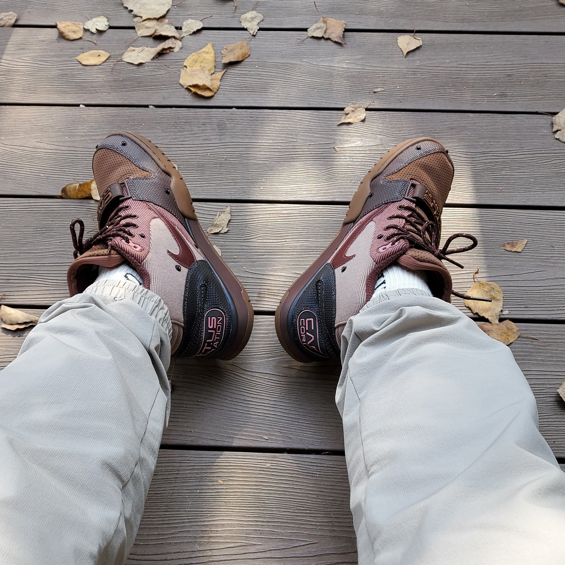 Nike x Travis Scott Air Trainer 1 Archaeo Brown and Rust Pink 착용 스타일