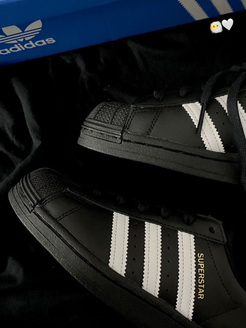 Adidas Superstar Core Black White 착용 스타일