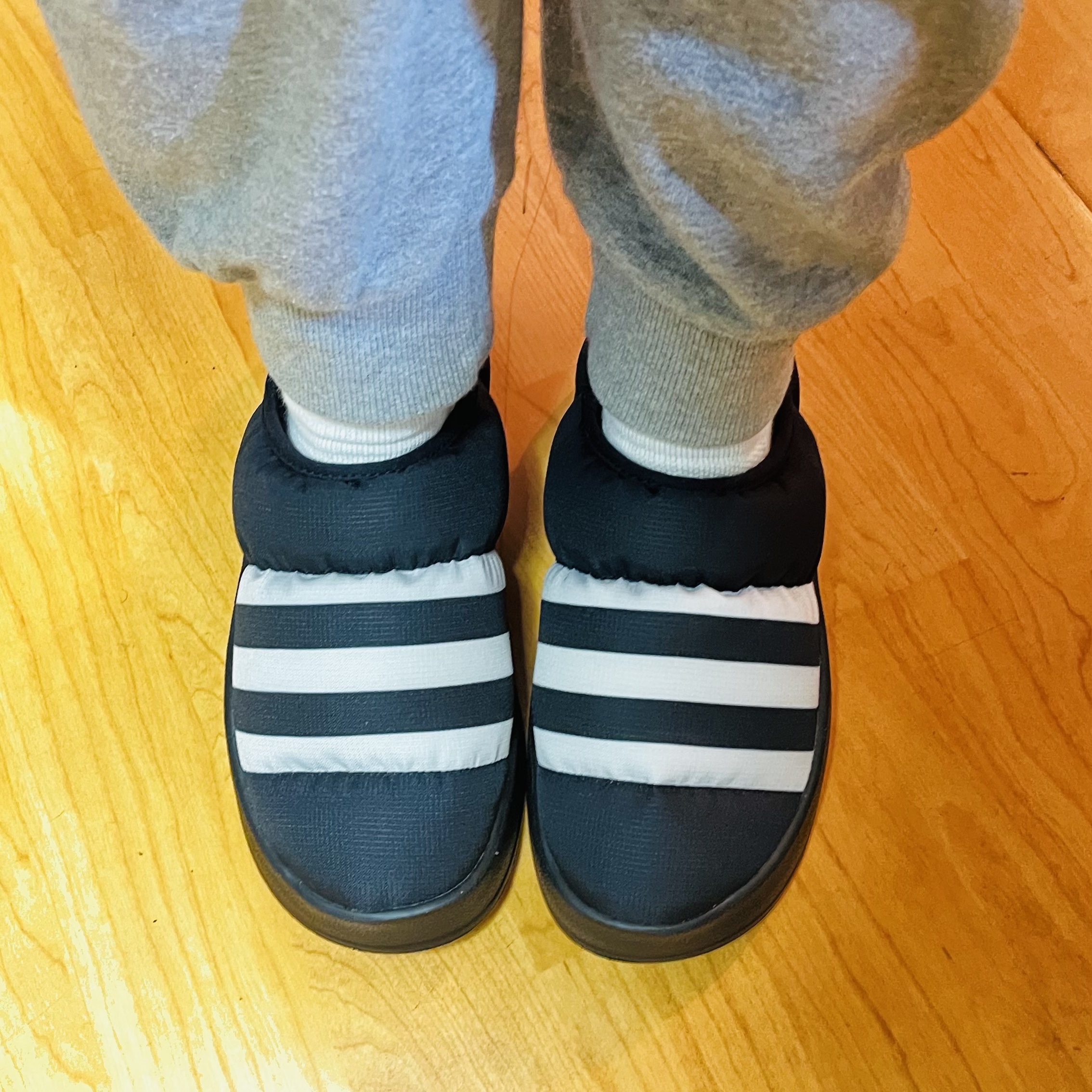 Adidas Puffylette Core Black 착용 스타일