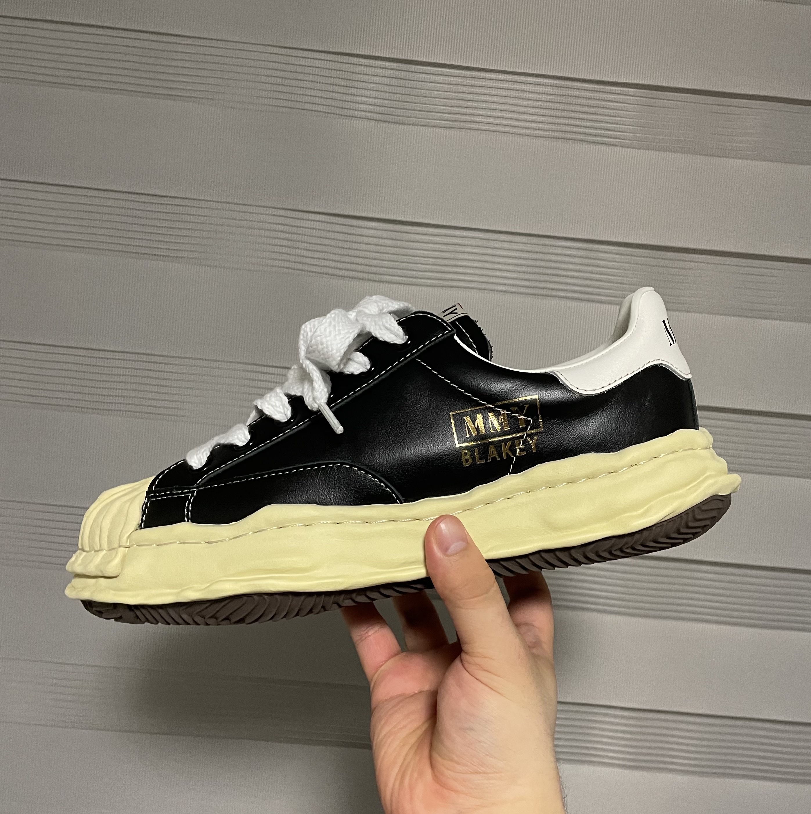 Maison Mihara Yasuhiro Blakey VL OG Sole Leather Low-top Sneakers Black 착용 스타일 - 2