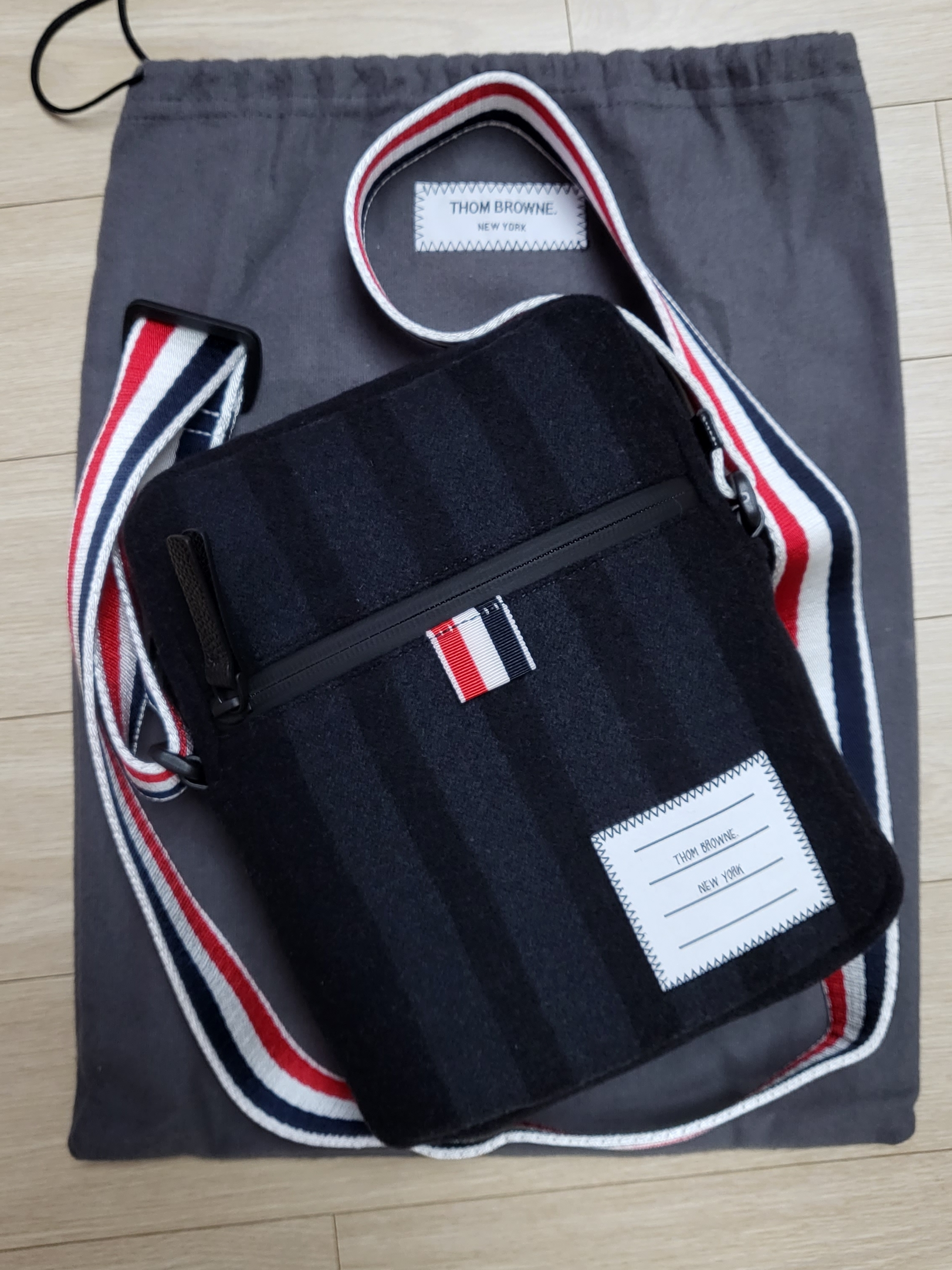 Thom Browne RWB Strap & 4-Bar Wool Camera Bag Medium Grey, Thom Browne Double Face Melton 4-Bar Stripe Strap Camera Bag Black 착용 스타일 - 1