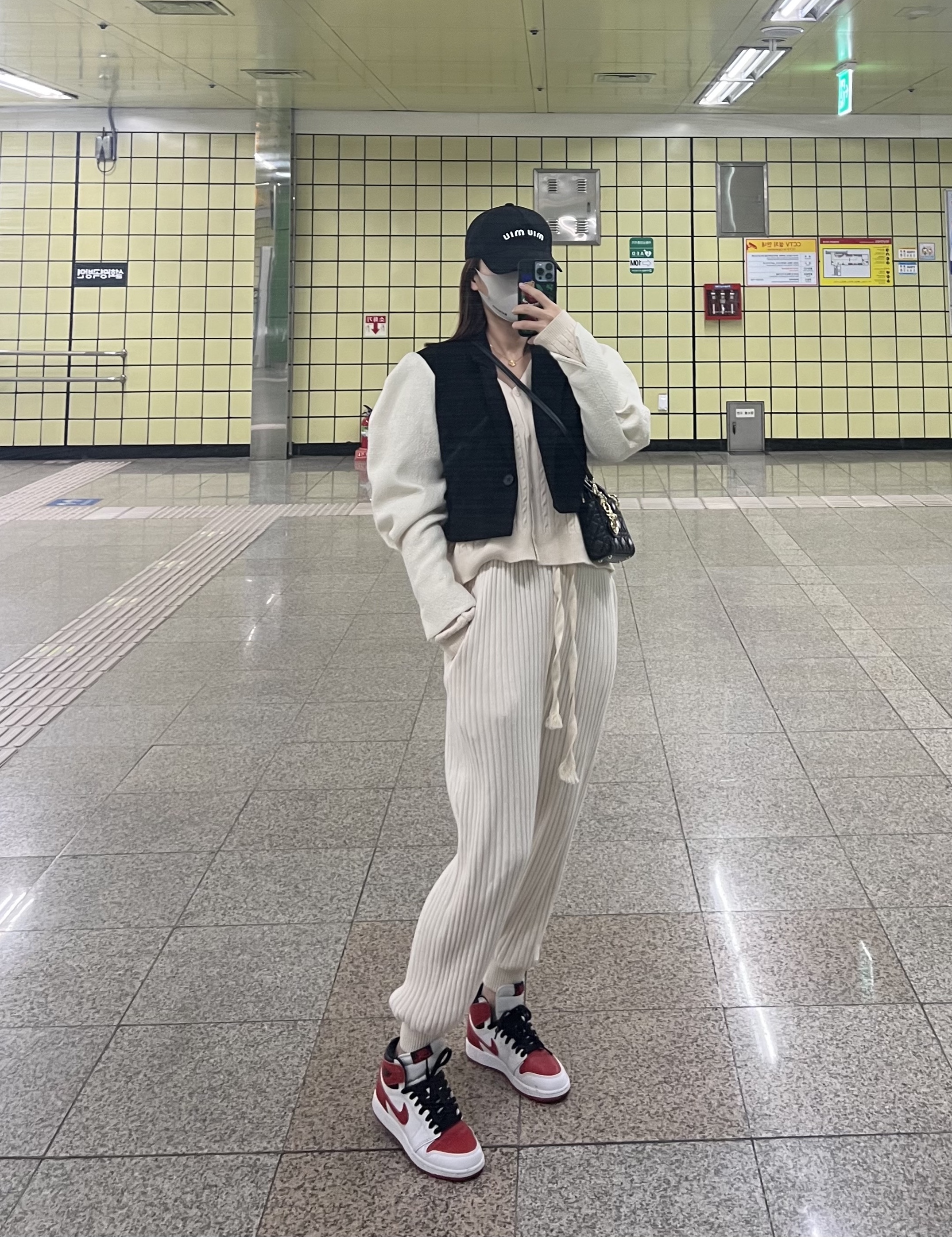 Jordan 1 Retro High OG Heritage, Dior Micro Lady Bag Cannage Lambskin Black Gold 착용 스타일 - 2