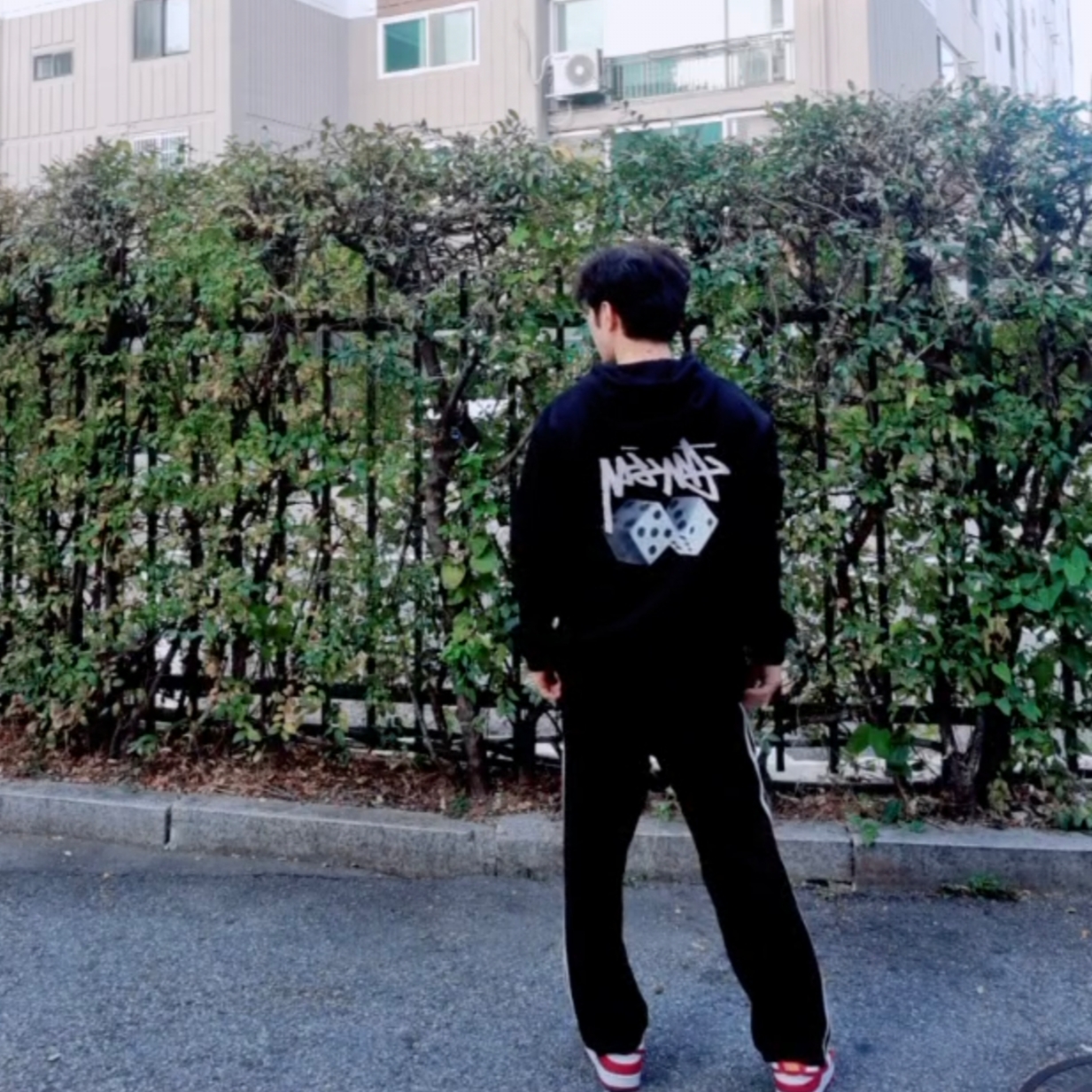 Nike Dunk Low Retro Gym Red, Stussy Roll The Dice Hoodie Black 착용 스타일 - 1