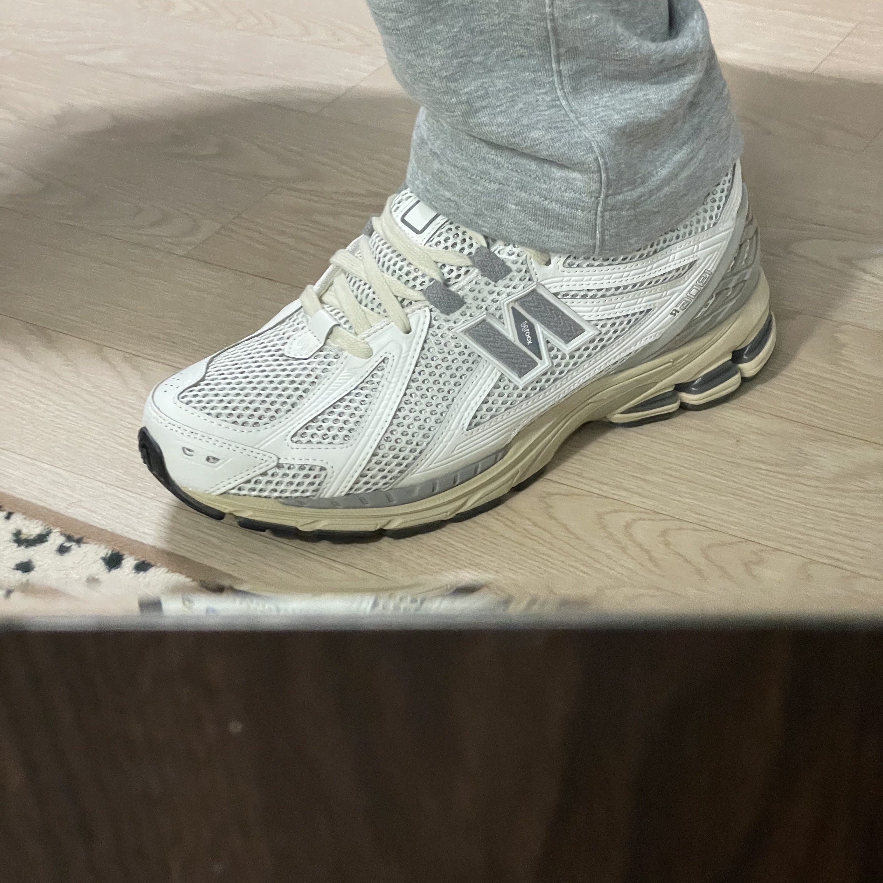 New Balance 1906R White Gray 착용 스타일 - 2