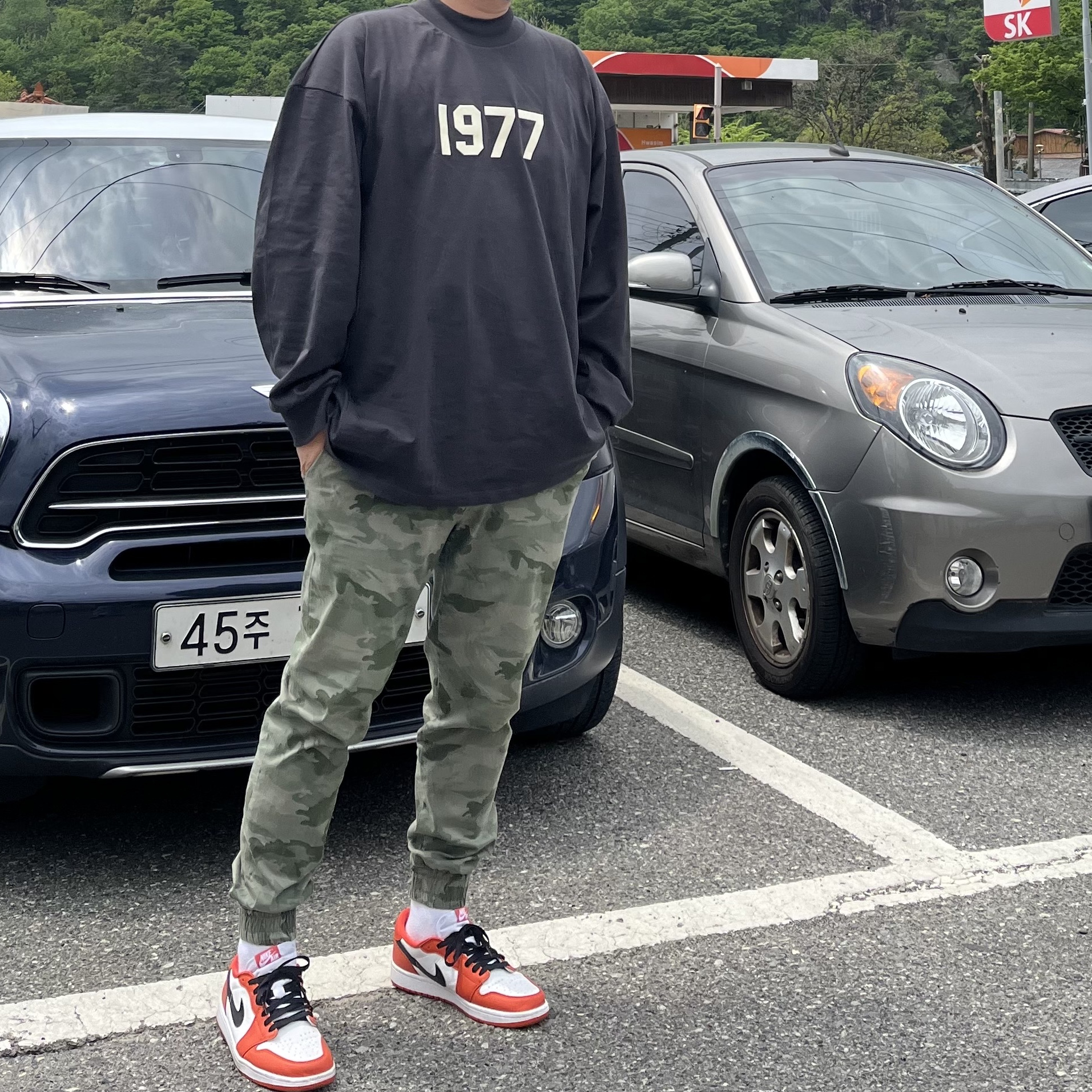 Jordan 1 Low OG Starfish, Essentials 1977 Long Sleeve T-Shirt Iron - 22SS 착용 스타일
