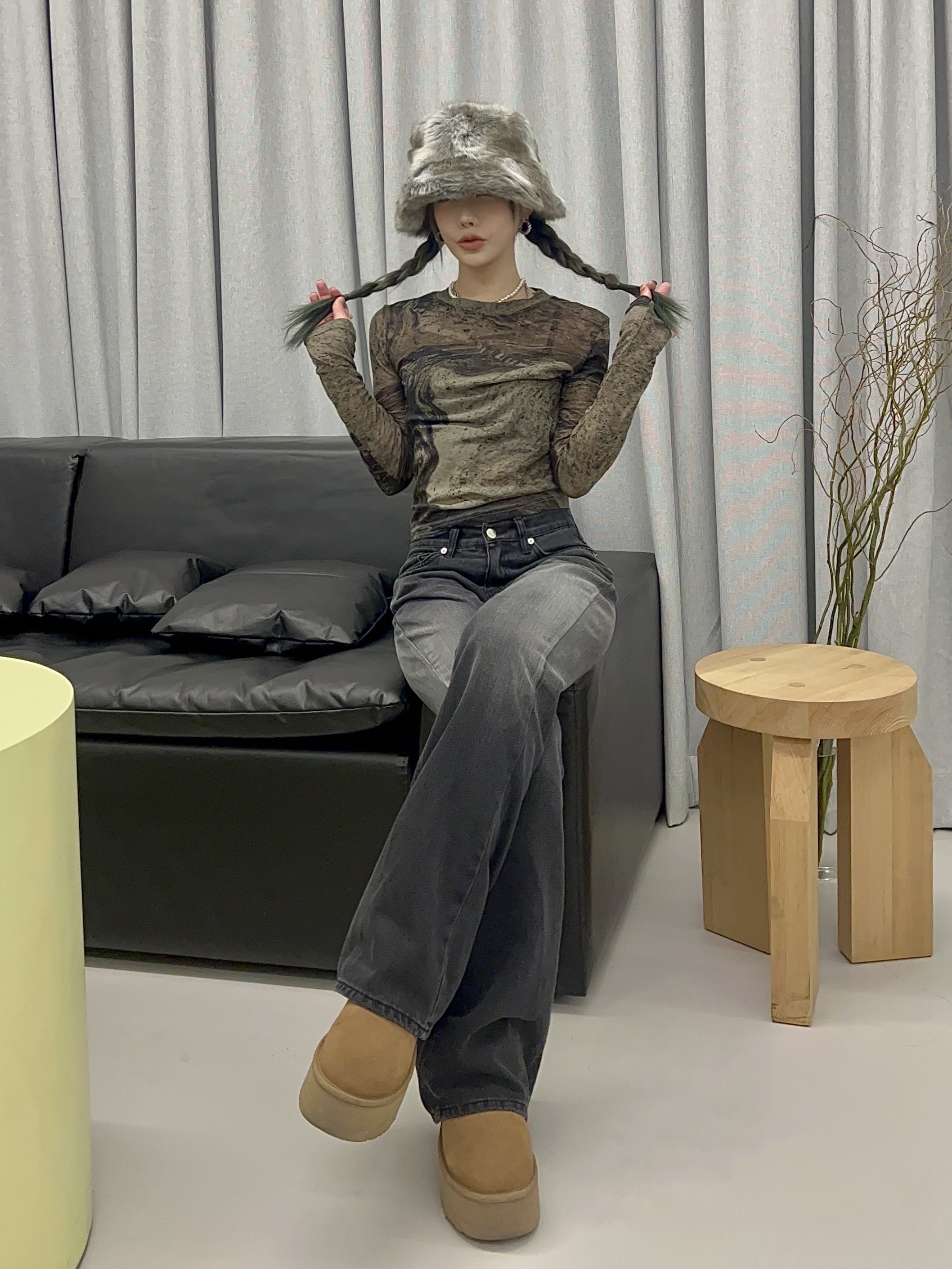 Vivienne Westwood Mini Bas Relief Choker Silver, (W) UGG Classic Ultra Mini Platform Boots Chestnut 착용 스타일 - 2