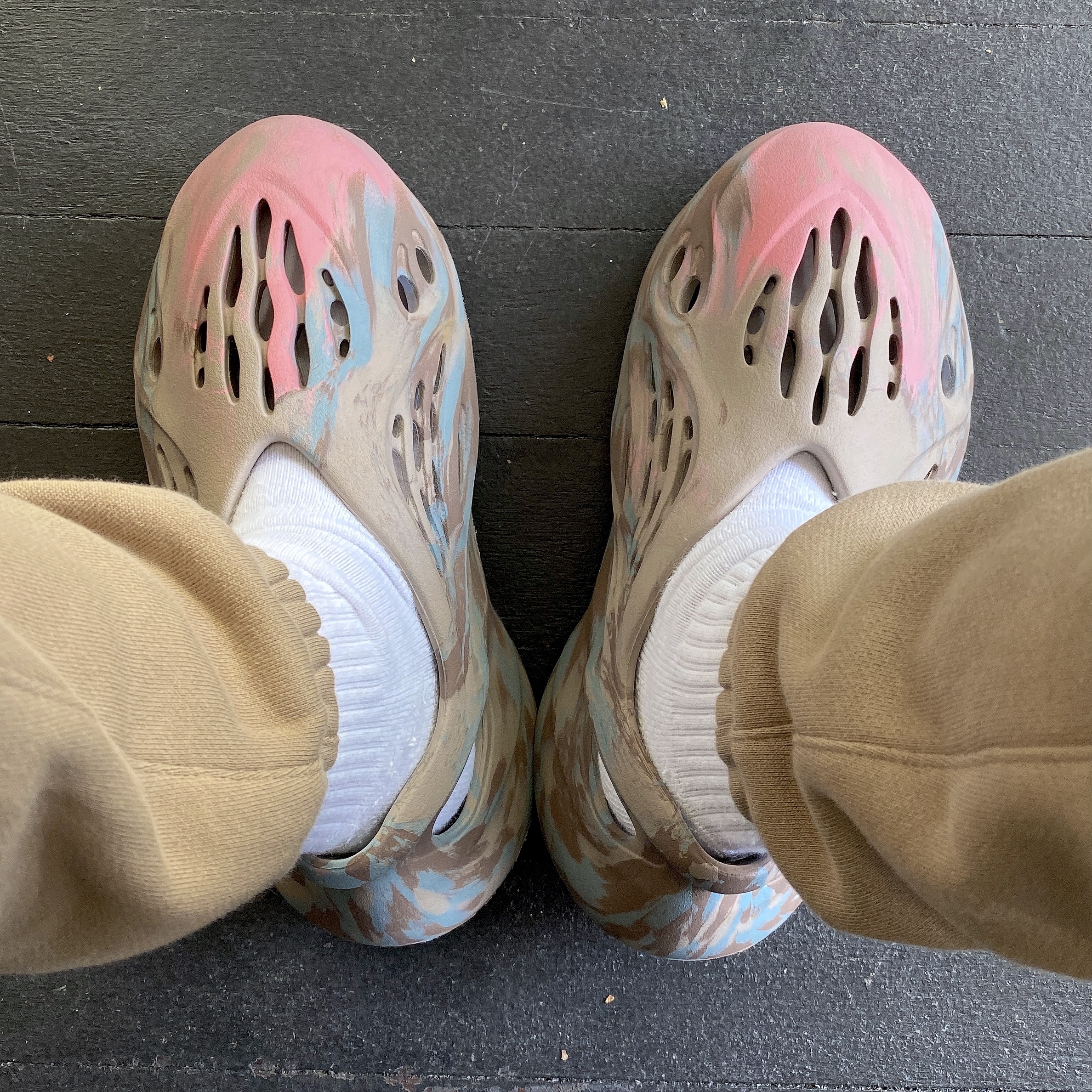 Adidas Yeezy Foam RNNR MX Sand Grey, Stussy Small Stock Crew Socks White (3 Pack) 착용 스타일