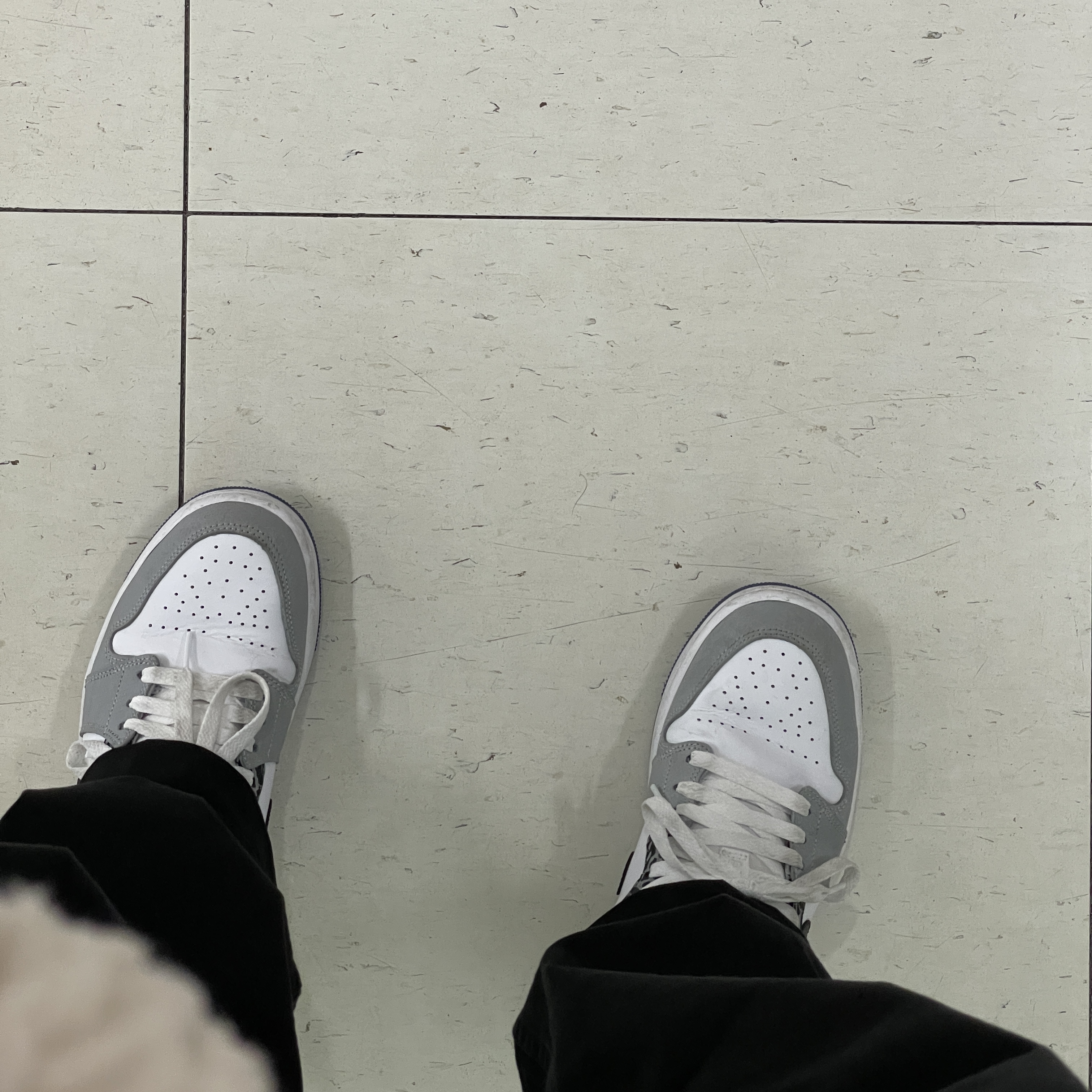 Jordan 1 Low SE White Cement Grey Blue 착용 스타일