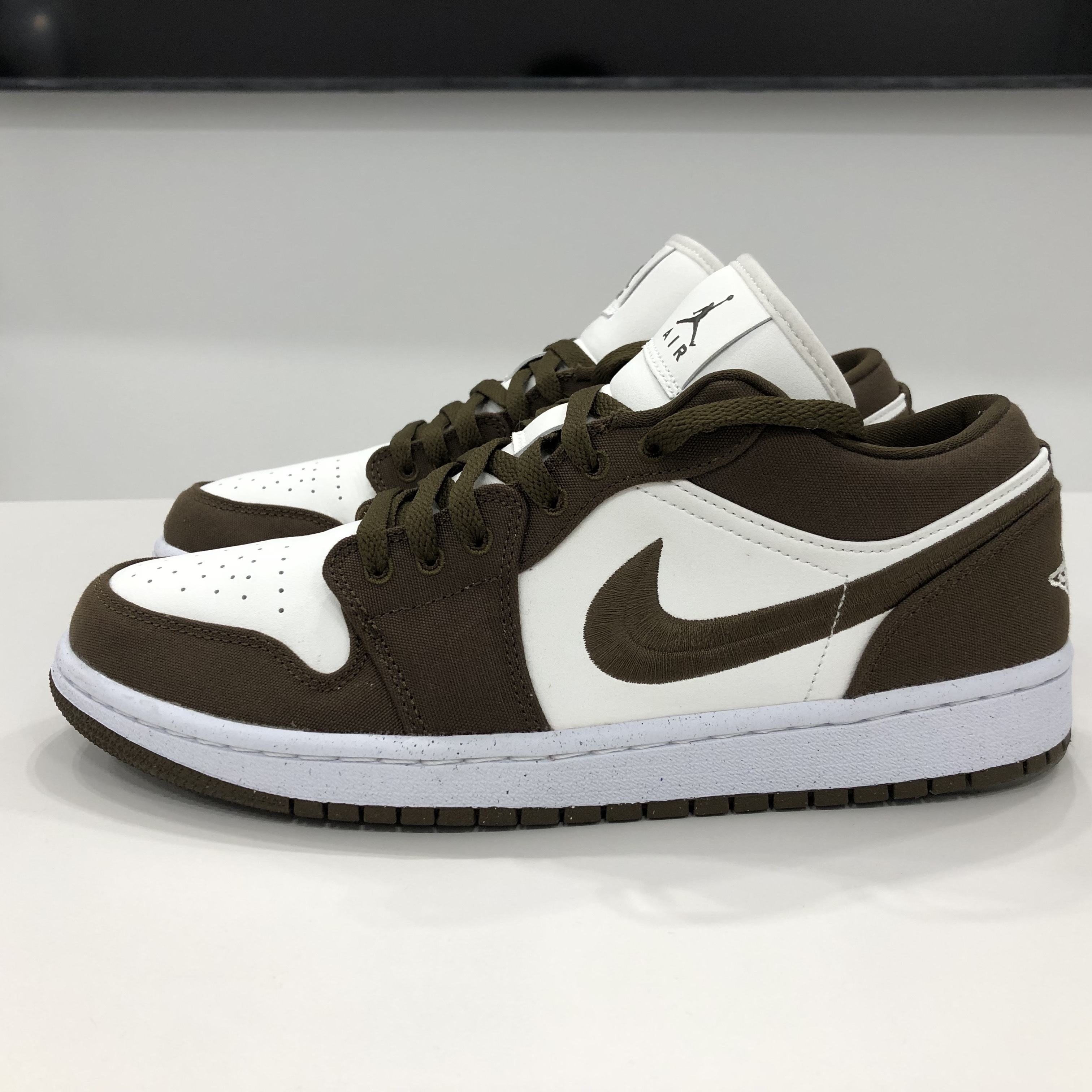 (W) Jordan 1 Low SE Light Olive 착용 스타일 - 2