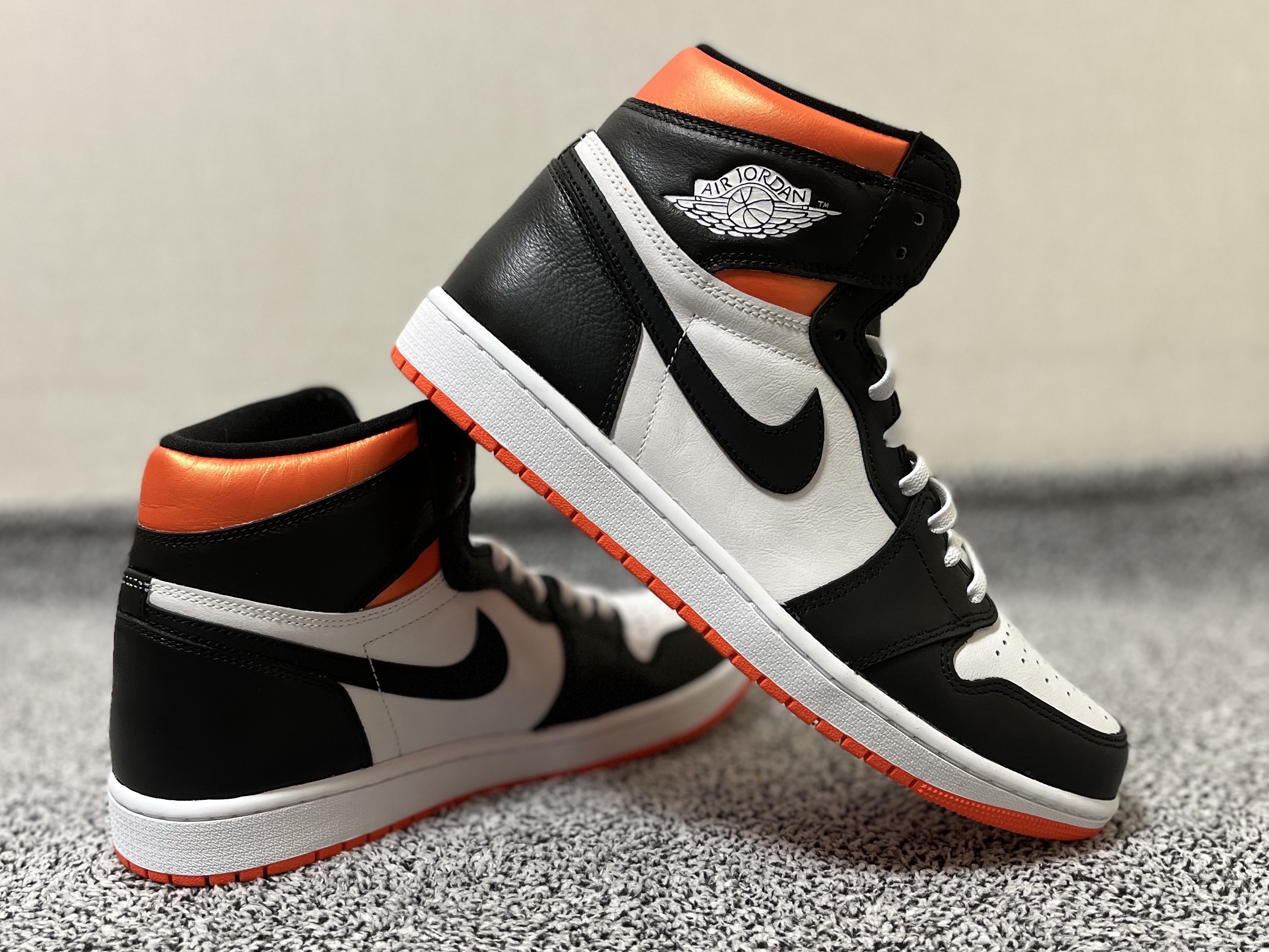 Jordan 1 Retro High OG Electro Orange, (GS) Jordan 1 Retro High OG Electro Orange 착용 스타일 - 1