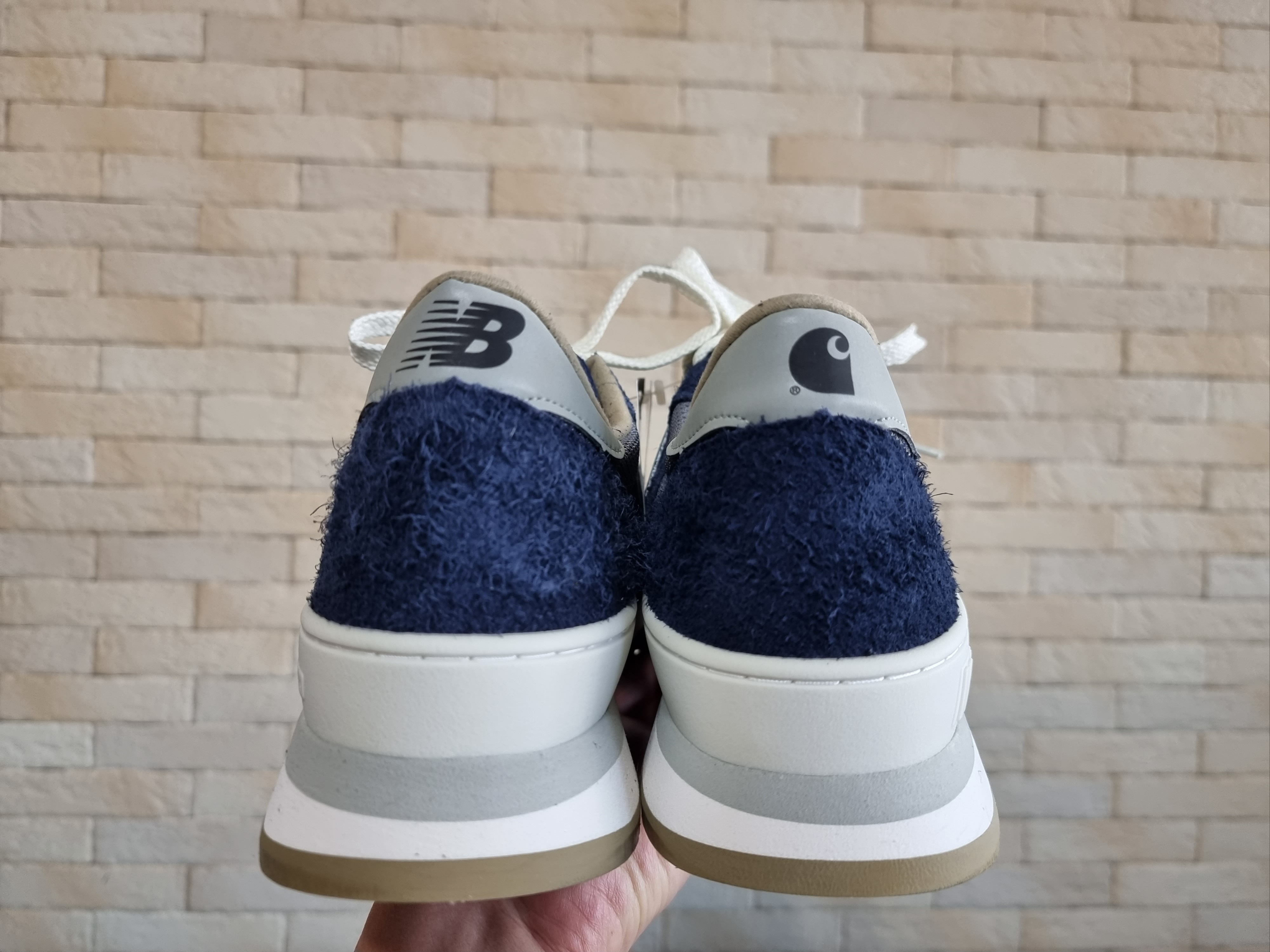 New Balance x Carhartt WIP 990v1 Made in USA Sculpture Center 착용 스타일 - 5