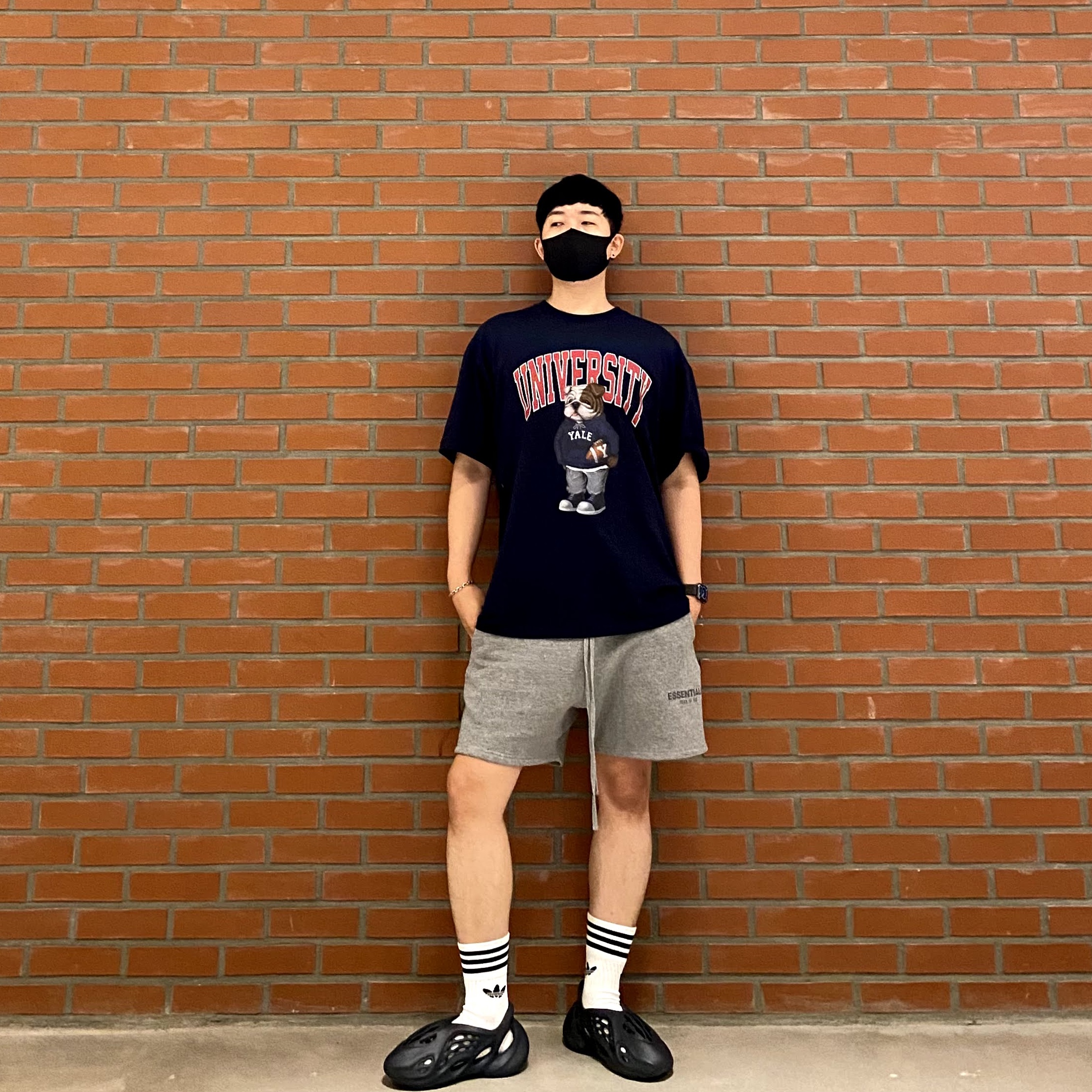 Adidas Yeezy Foam RNNR Mineral Blue, Essentials Fleece Shorts Cement - 20FW 착용 스타일