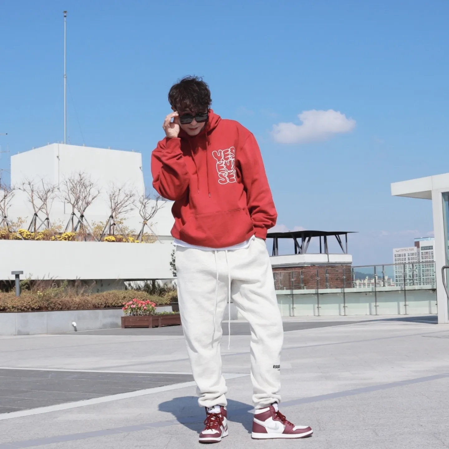 Essentials The Core Collection Sweatpants Light Oatmeal, Jordan 1 Retro High OG Bordeaux 착용 스타일 - 3