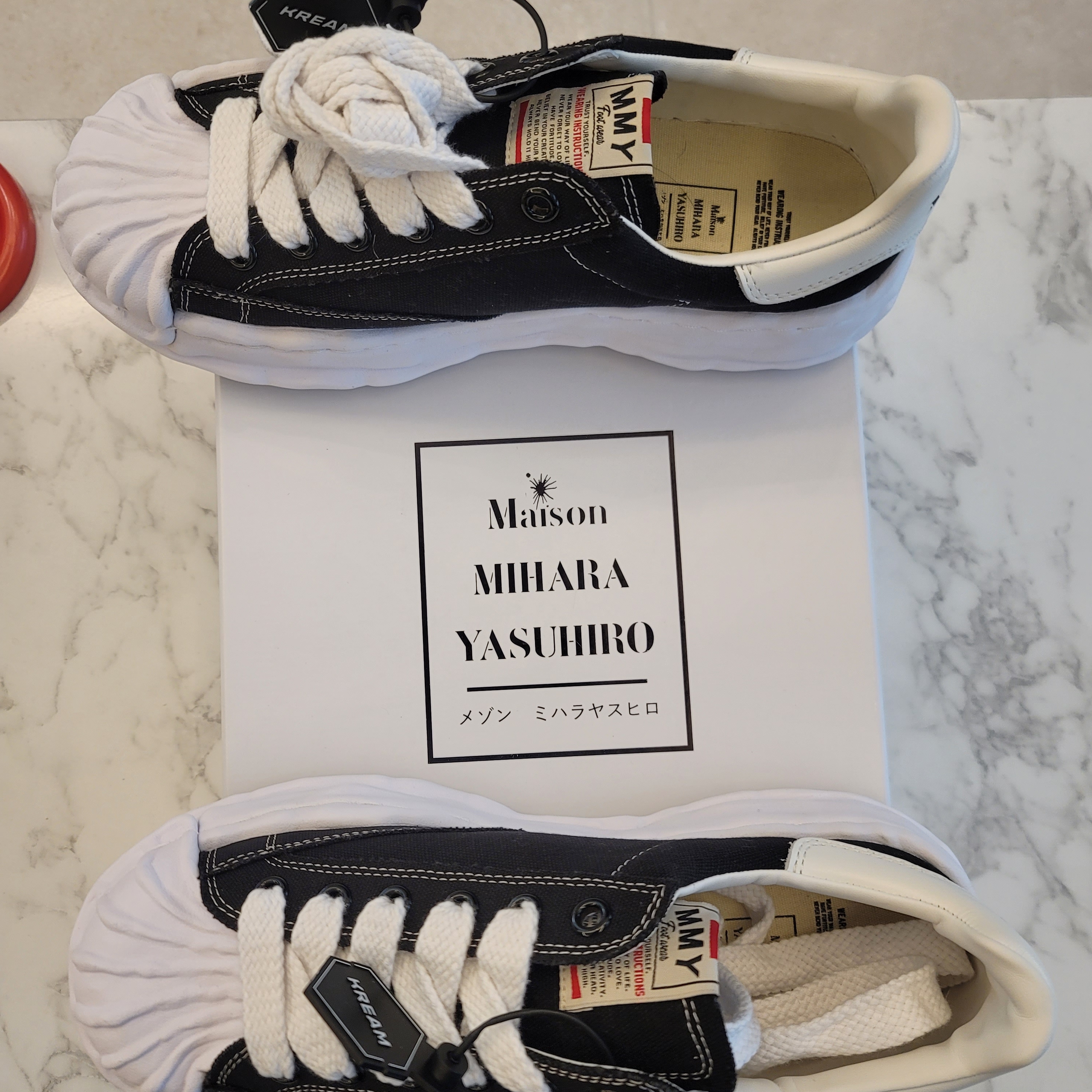 Maison Mihara Yasuhiro Blakey OG Sole Canvas Low-top Sneakers Black White 착용 스타일 - 2
