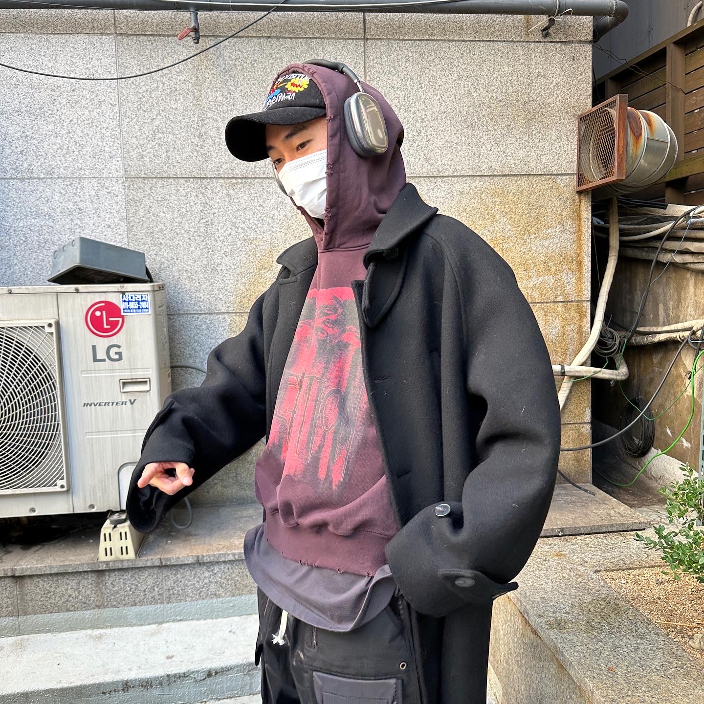 Undermycar Perdition Oglavaeil Hoodie Ox Blood - 22FW, Undermycar Majanne Multi Button Oversized Wool Coat Black Oyster - 21FW 착용 스타일 - 2