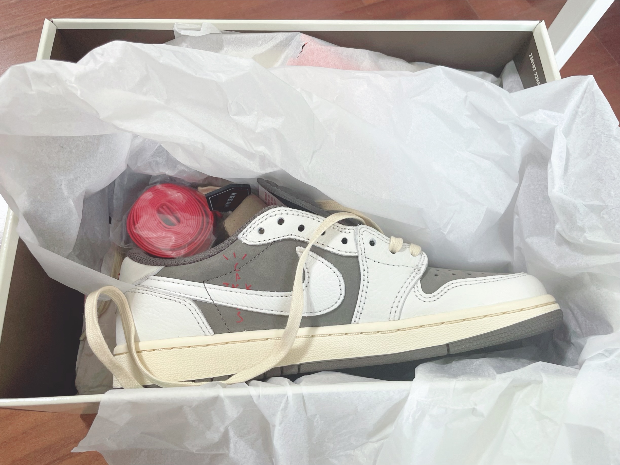 Jordan 1 x Travis Scott Retro Low OG SP Sail and Ridgerock 착용 스타일