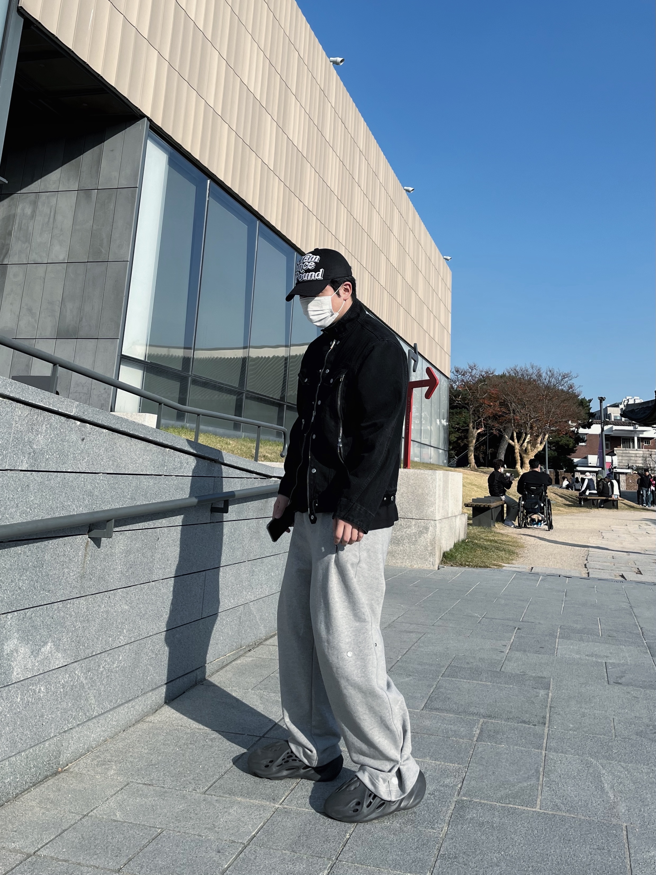 Adidas Yeezy Foam RNNR Onyx 착용 스타일 - 1