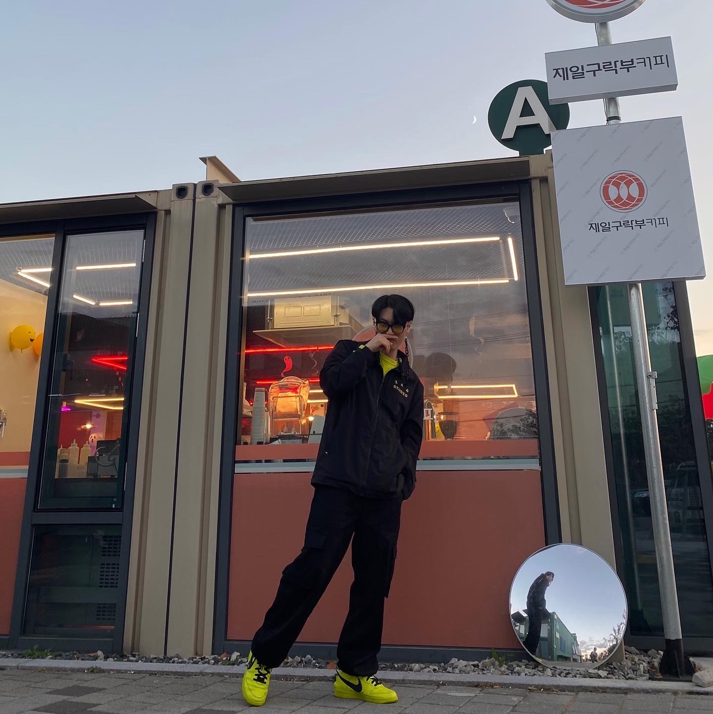 IAB Studio x Asics Windbreaker Black, Nike x Ambush Dunk High Flash Lime 착용 스타일