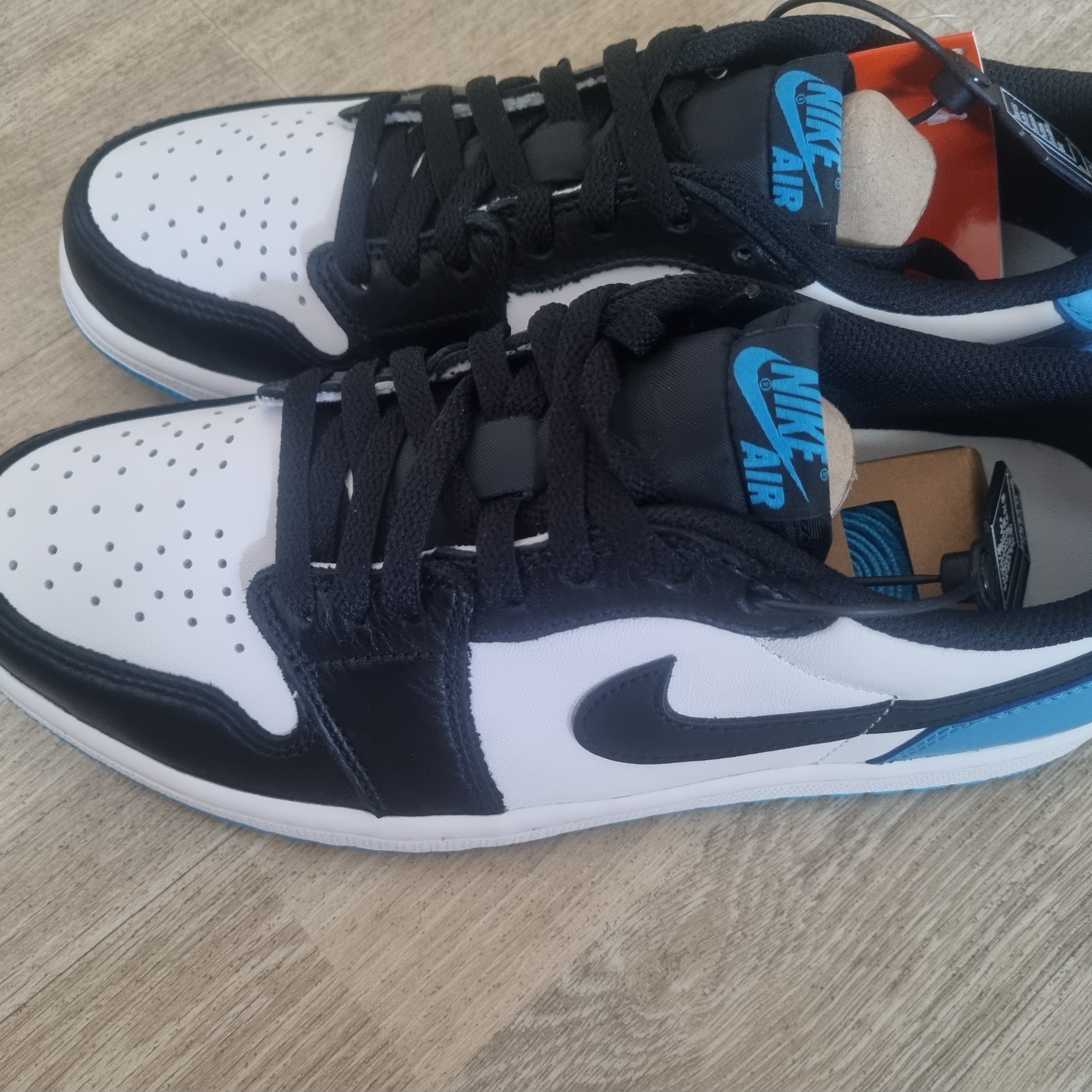 Jordan 1 Retro Low OG Black and Dark Powder Blue 착용 스타일