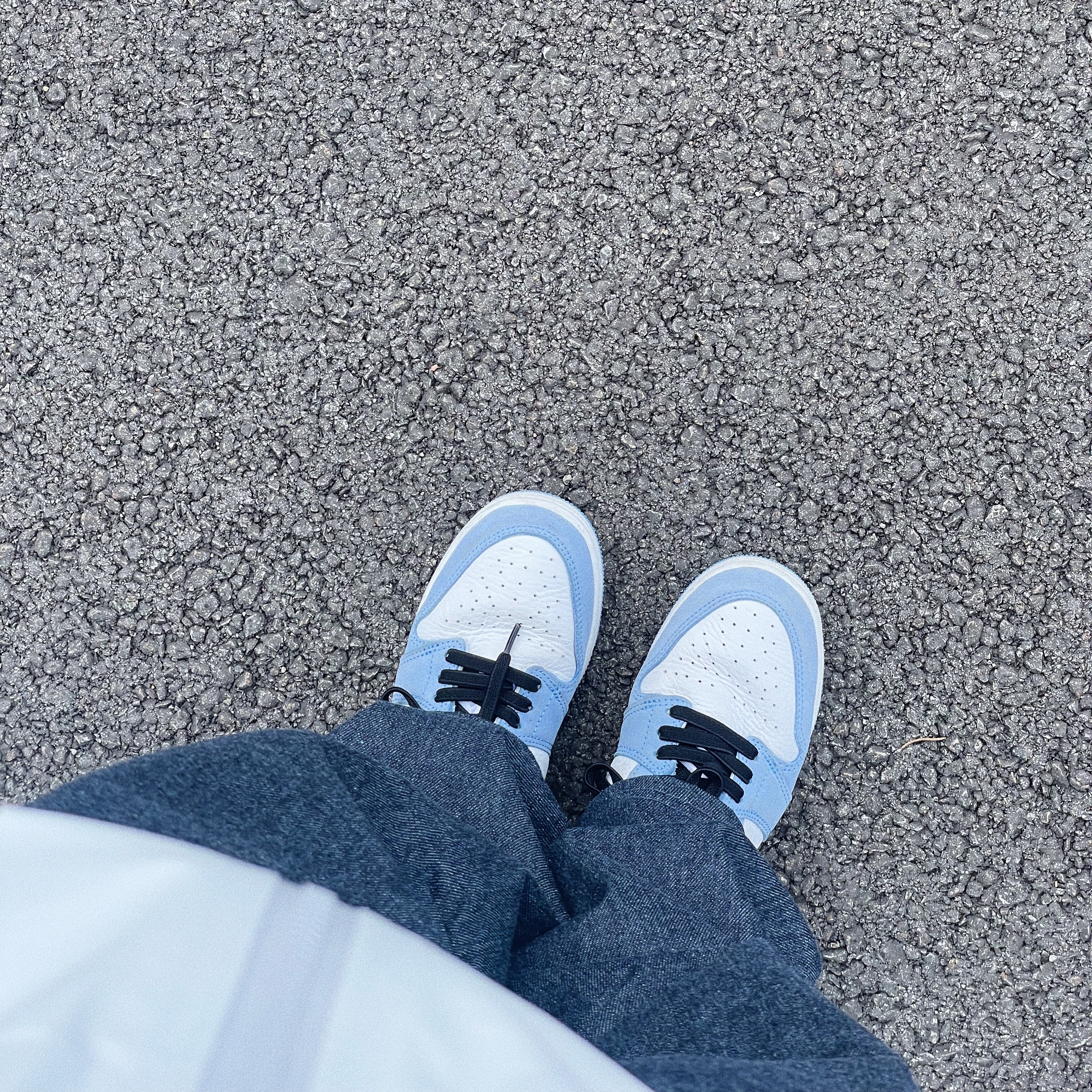 Jordan 1 Retro High OG University Blue 착용 스타일 - 3