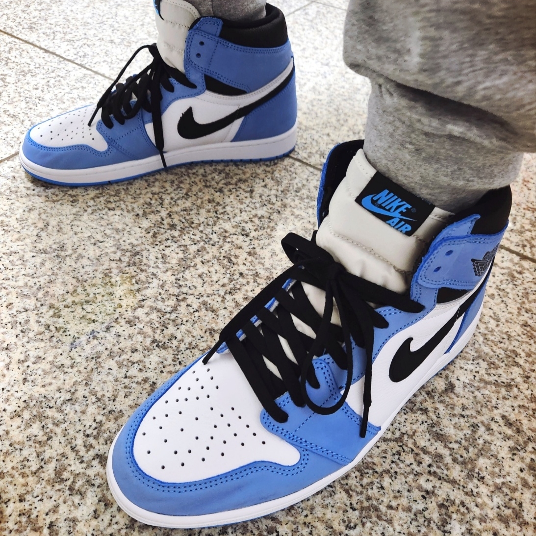 Jordan 1 Retro High OG University Blue 착용 스타일 - 3
