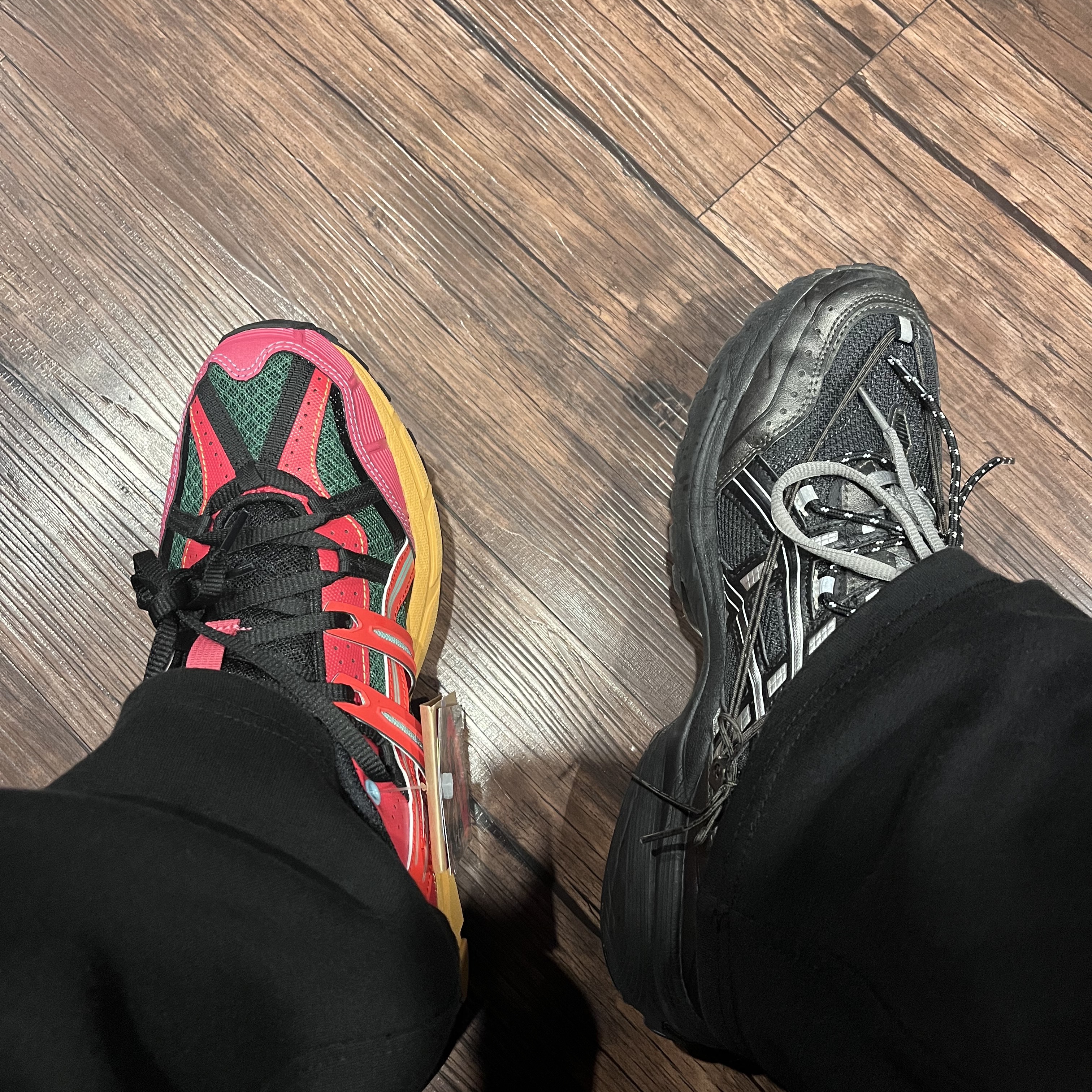 Asics x Andersson Bell Gel-Sonoma 15-50 Bright Rose Evergreen, Asics x Andersson Bell Gel-1090 Black Silver 착용 스타일 - 2