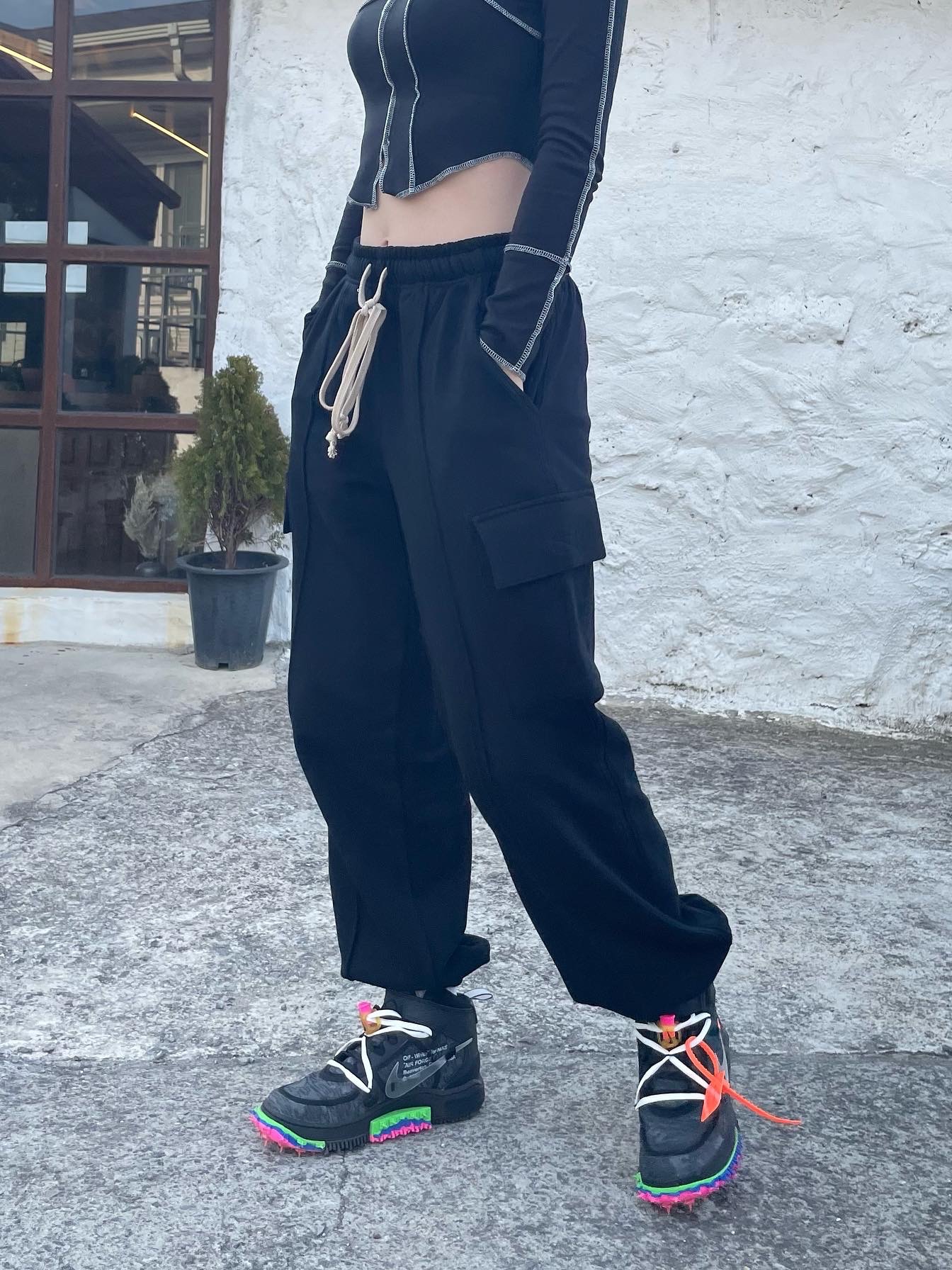 Nike x Off-White Air Force 1 Mid SP Black 착용 스타일 - 5