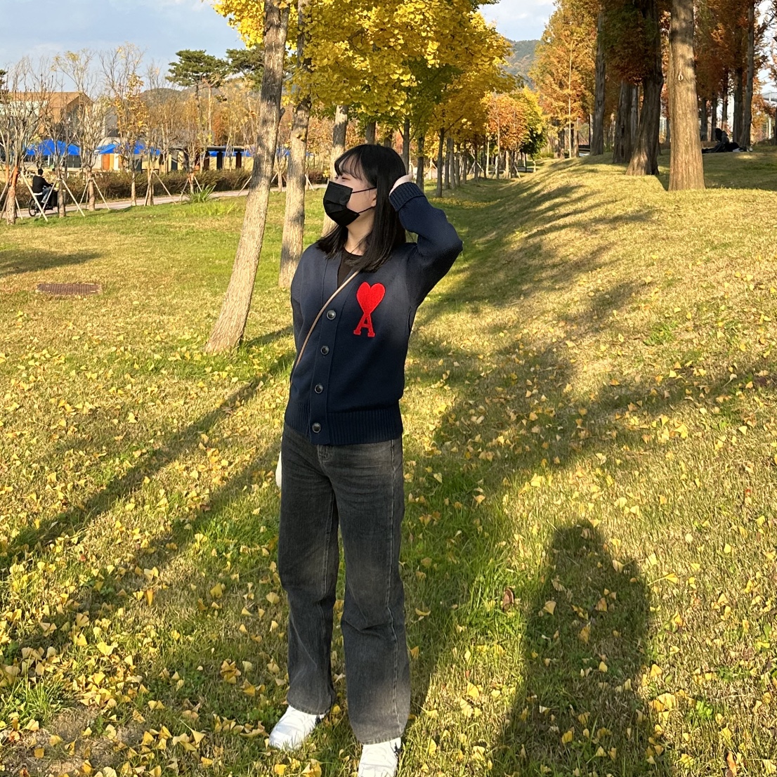 AMI de Coeur Oversize Cardigan Navy Marine - 21SS, (W) Nike Air Force 1 '07 Essential Paisley Swoosh White Black 착용 스타일