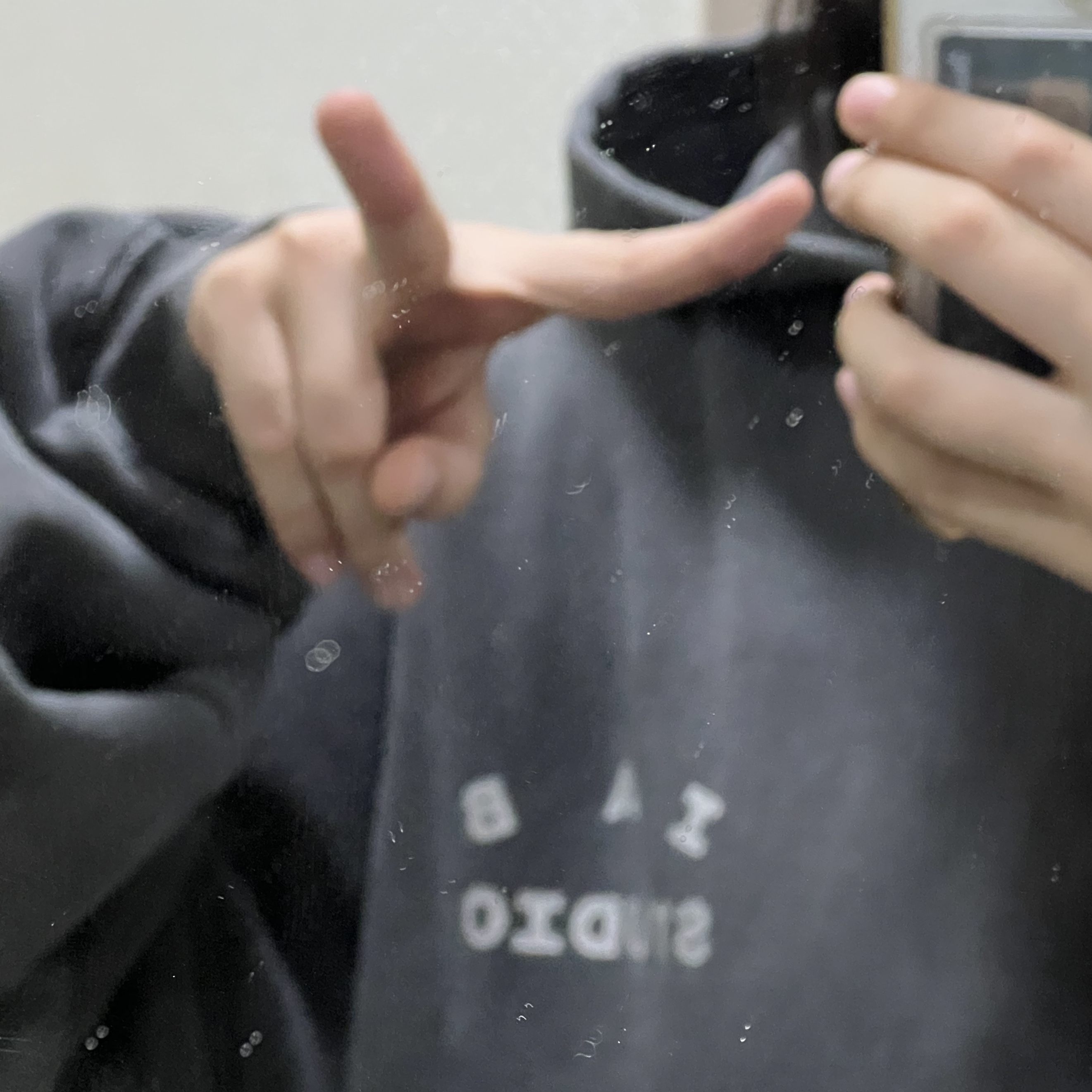 IAB Studio Pigment Hoodie & Sack Black 착용 스타일